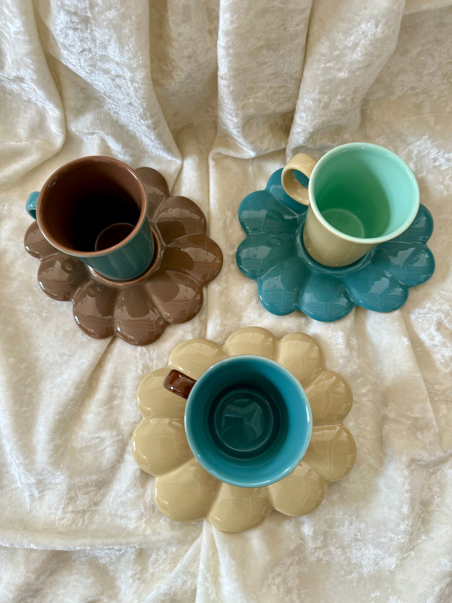 Trois tasses à café avec soucoupes en formes de fleurs Ainsi de suite