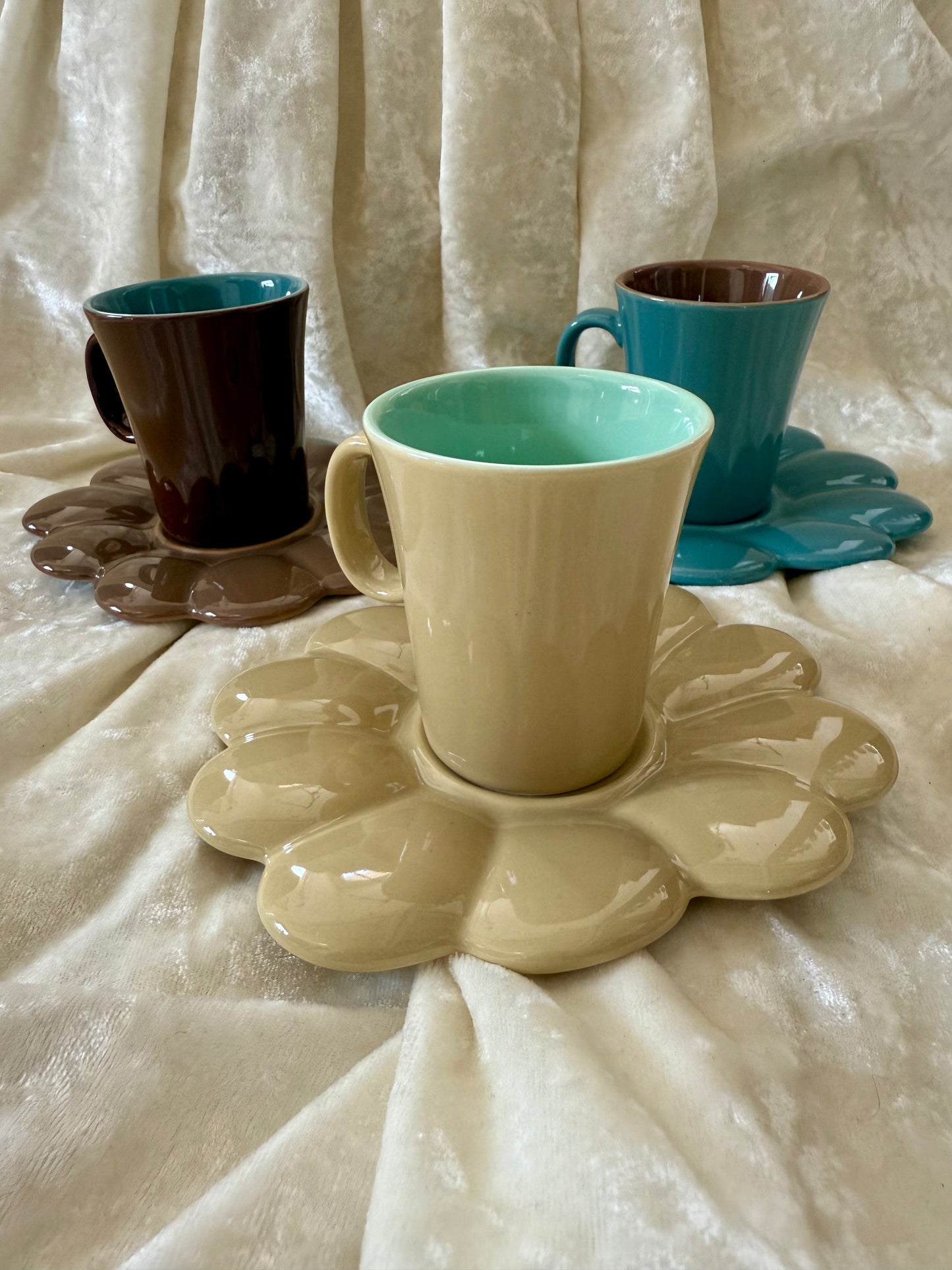 Trois tasses à café avec soucoupes en formes de fleurs Ainsi de suite