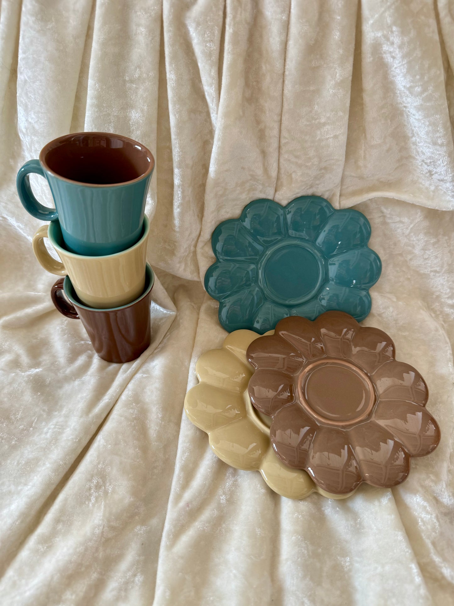 Trois tasses à café avec soucoupes en formes de fleurs Ainsi de suite