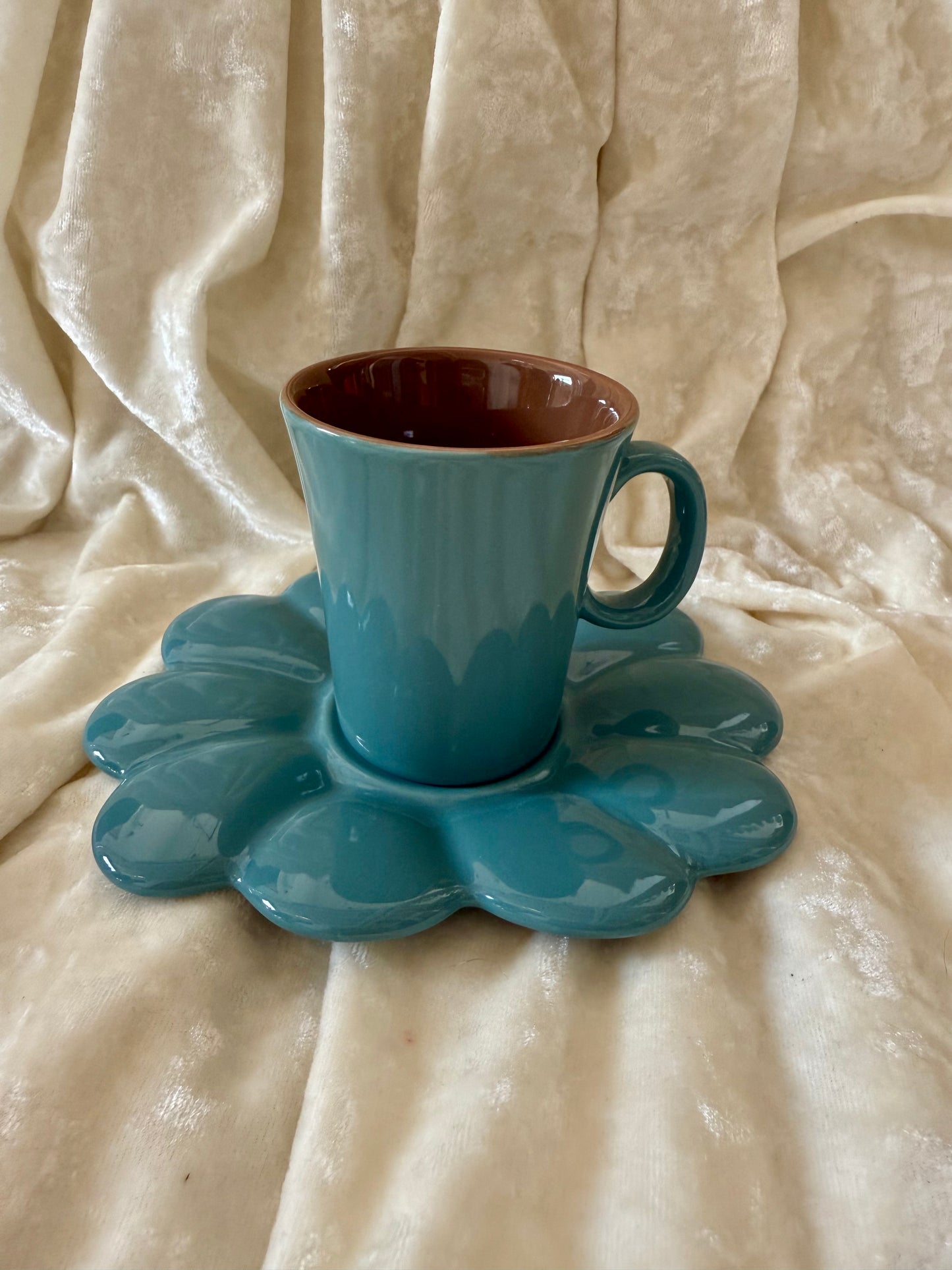 Trois tasses à café avec soucoupes en formes de fleurs Ainsi de suite