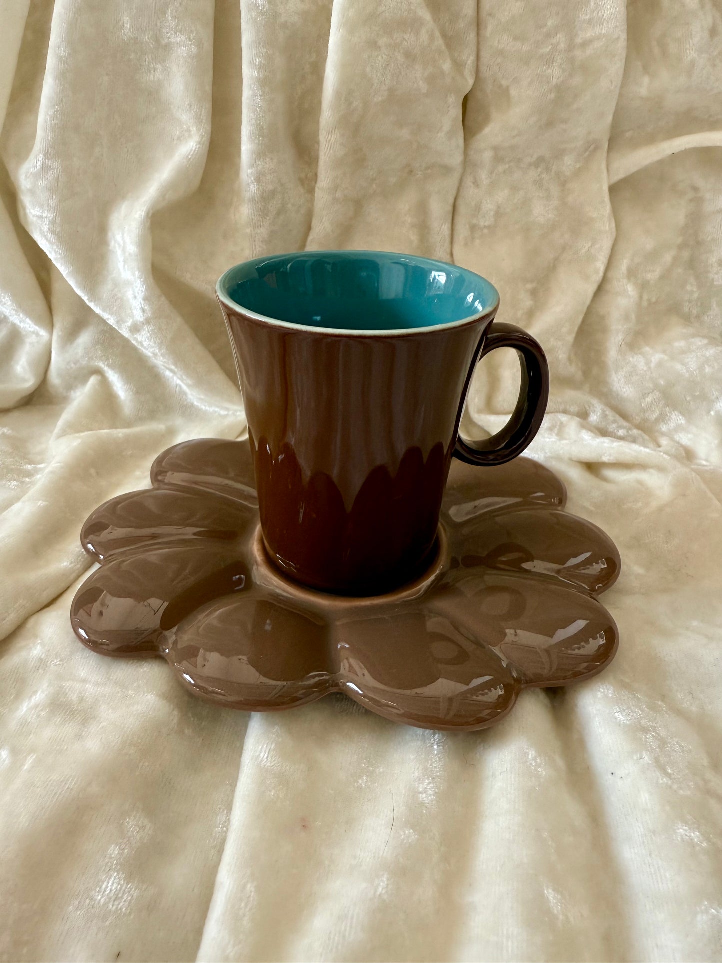 Trois tasses à café avec soucoupes en formes de fleurs Ainsi de suite