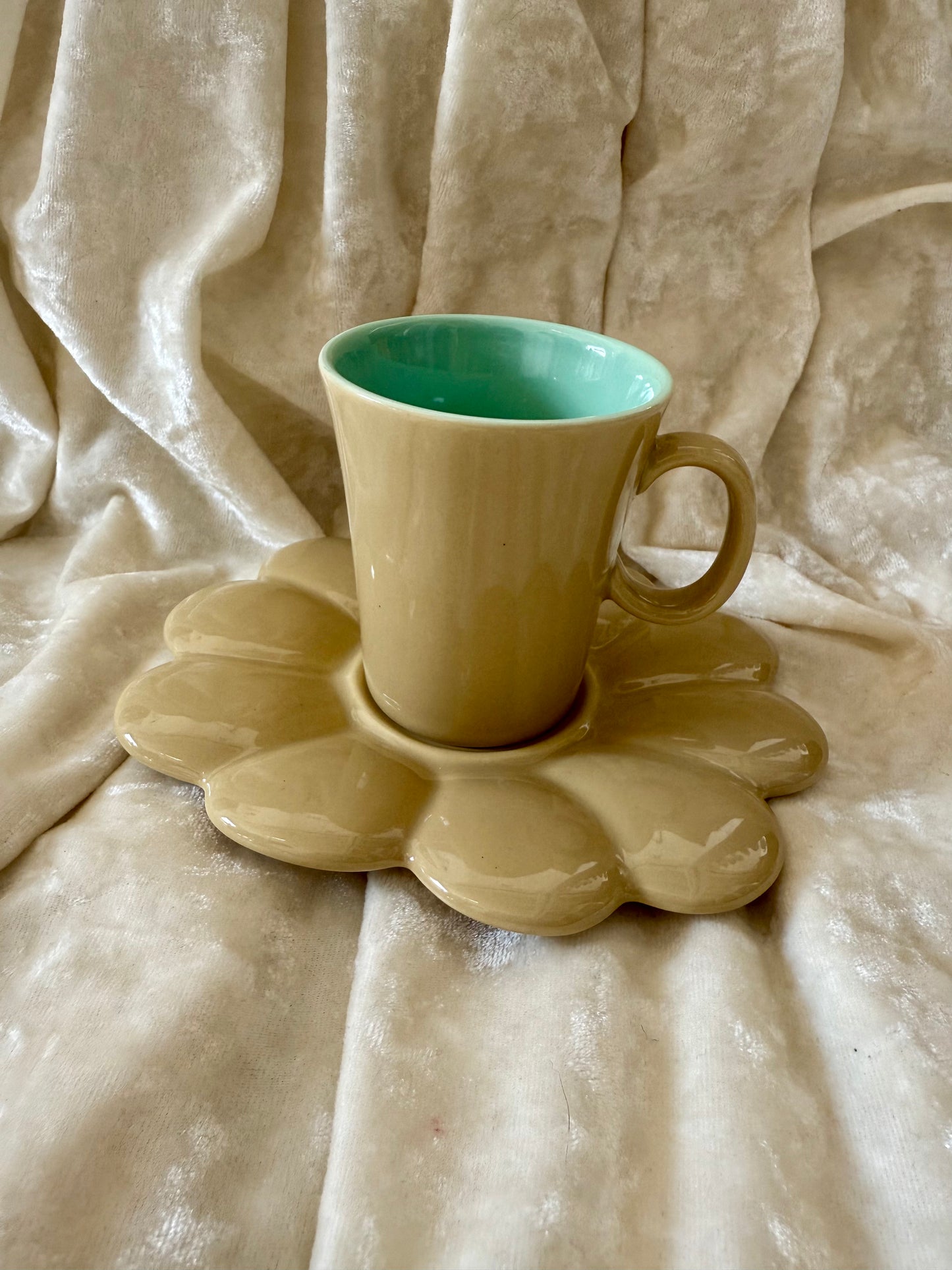 Trois tasses à café avec soucoupes en formes de fleurs Ainsi de suite