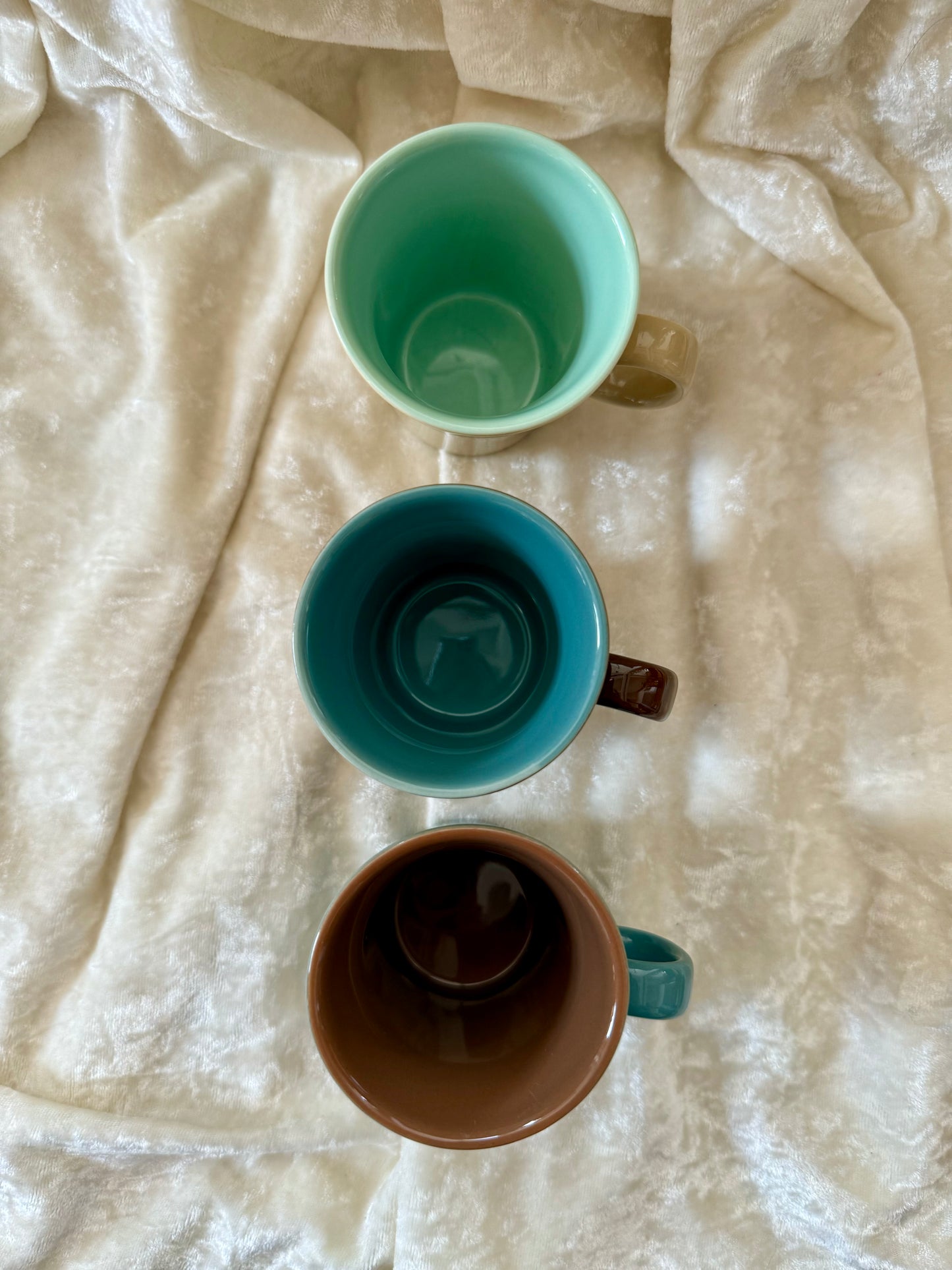 Trois tasses à café avec soucoupes en formes de fleurs Ainsi de suite