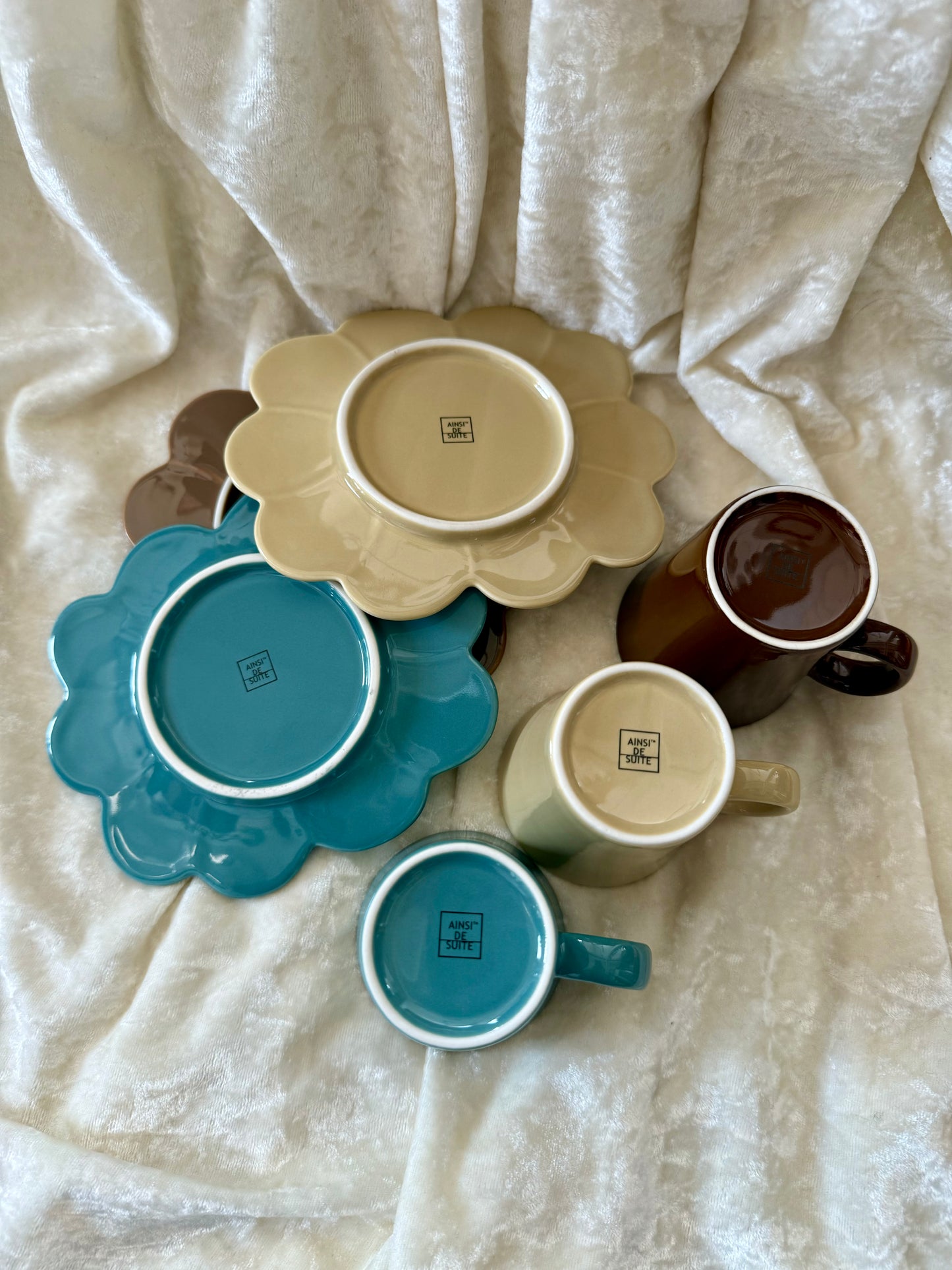 Trois tasses à café avec soucoupes en formes de fleurs Ainsi de suite