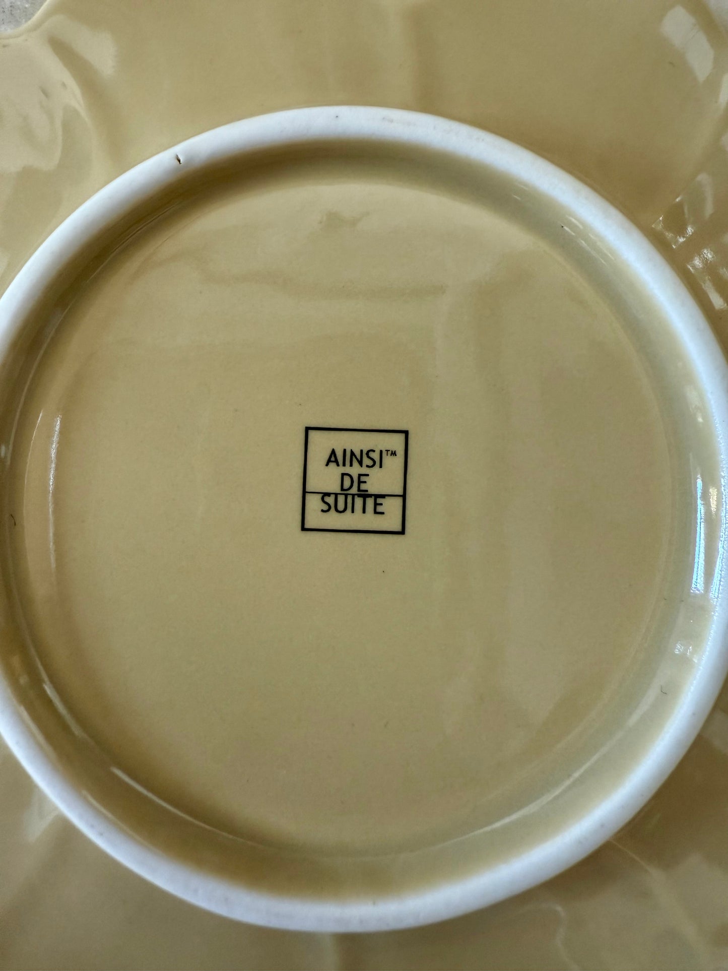 Trois tasses à café avec soucoupes en formes de fleurs Ainsi de suite