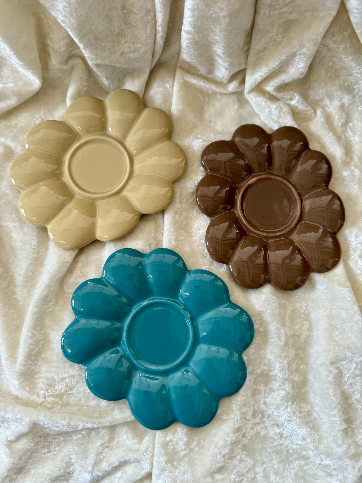 Trois tasses à café avec soucoupes en formes de fleurs Ainsi de suite