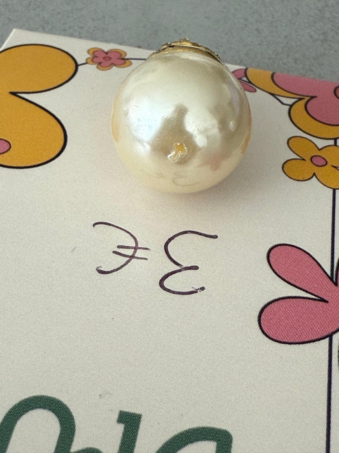 Pendentif doré avec perle nacrée