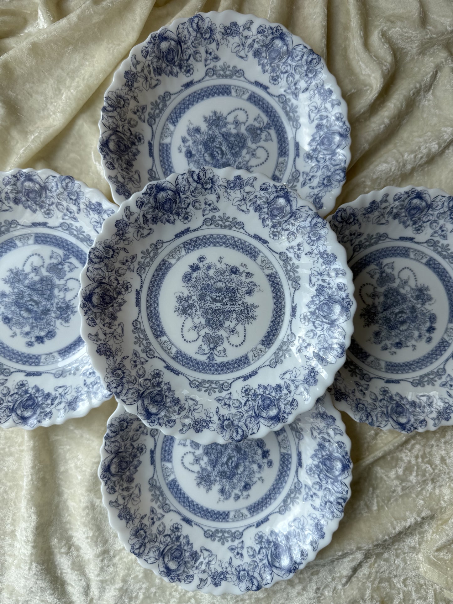 Cinq assiettes creuses Arcopal France motif Honorine
