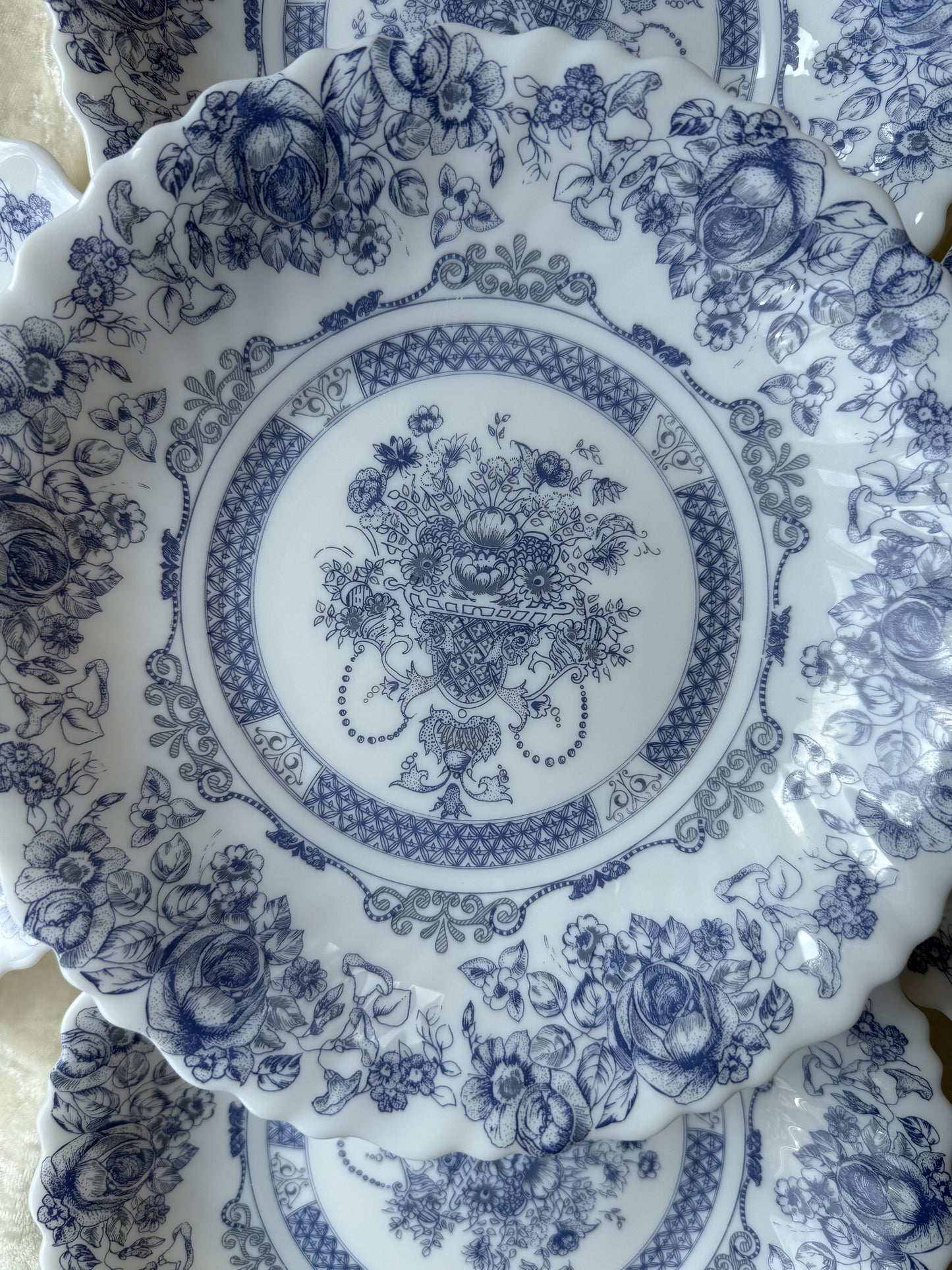 Cinq assiettes creuses Arcopal France motif Honorine