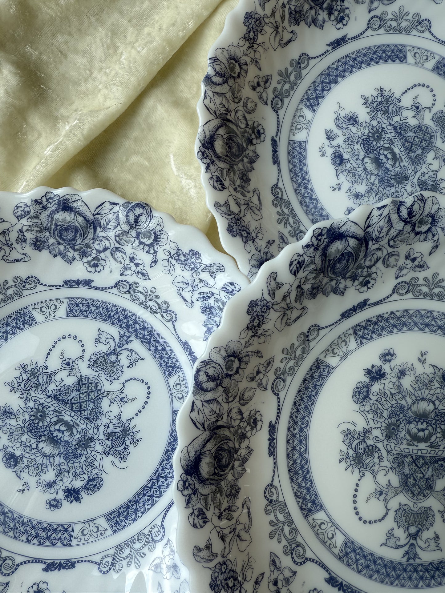 Cinq assiettes creuses Arcopal France motif Honorine