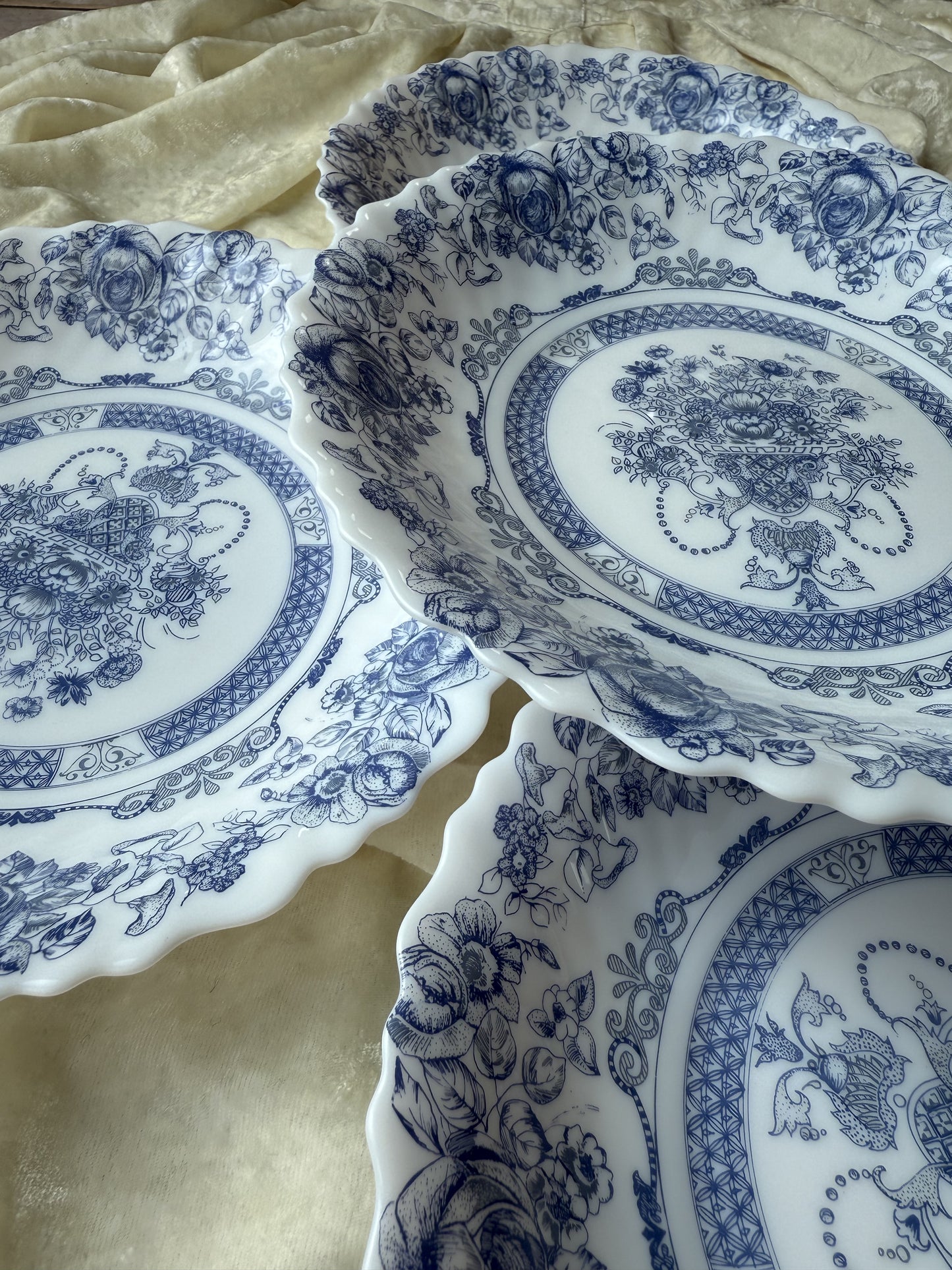 Cinq assiettes creuses Arcopal France motif Honorine