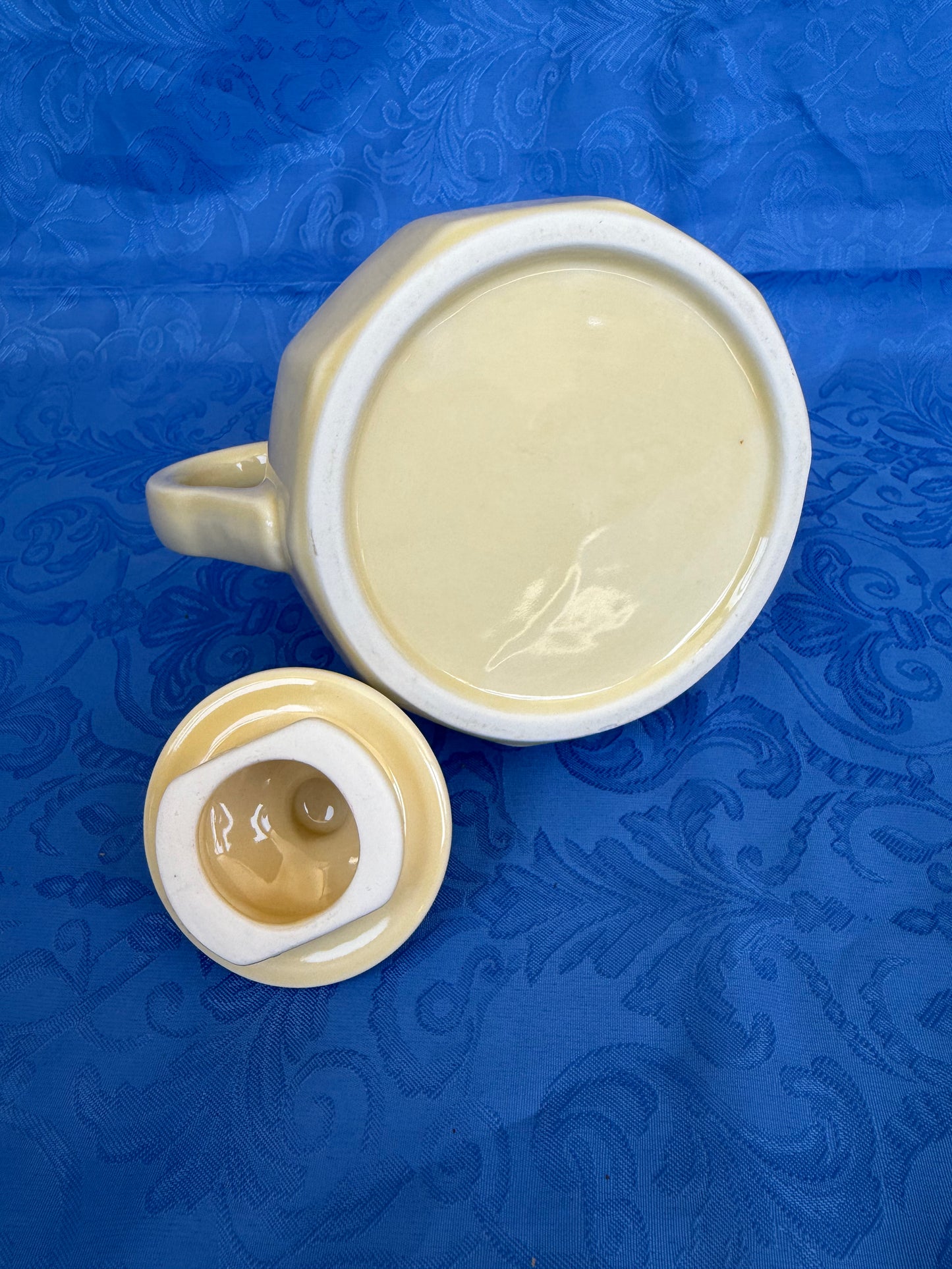 Théière vintage en céramique écrue / jaune clair