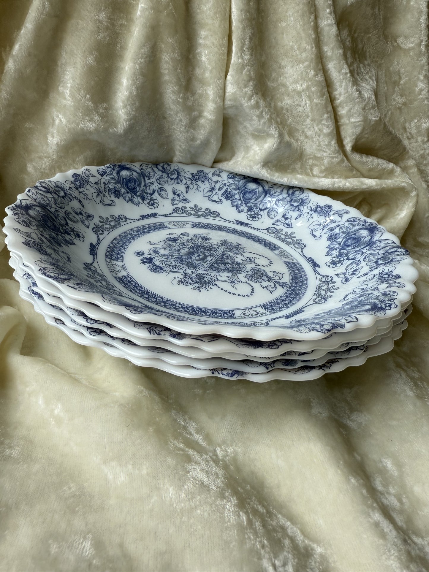 Cinq assiettes creuses Arcopal France motif Honorine