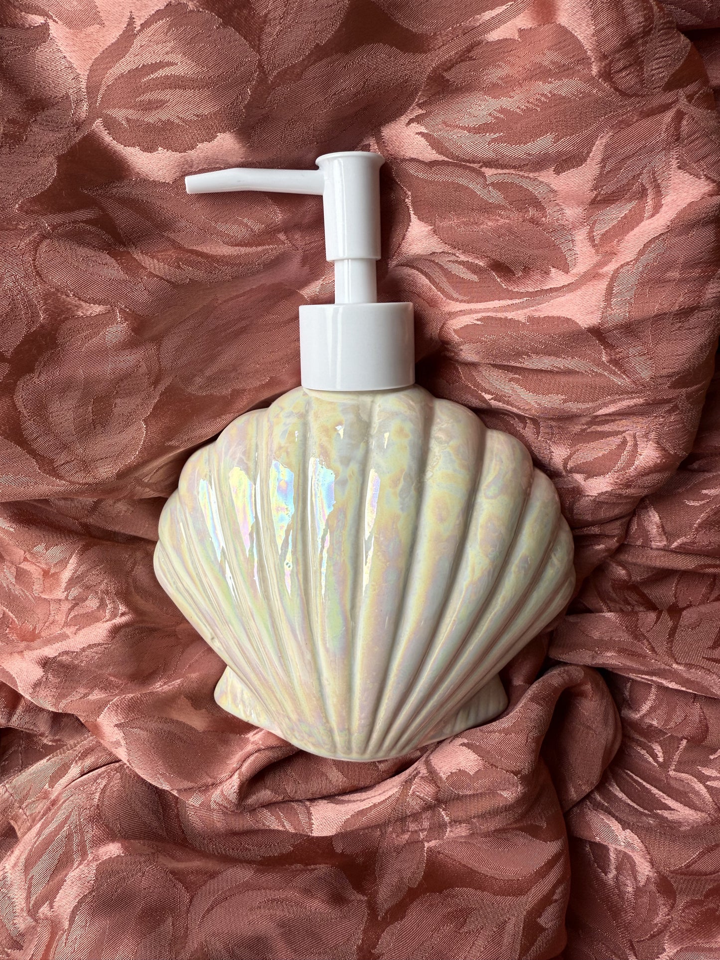 Distributeur de savon en forme de coquillage nacré