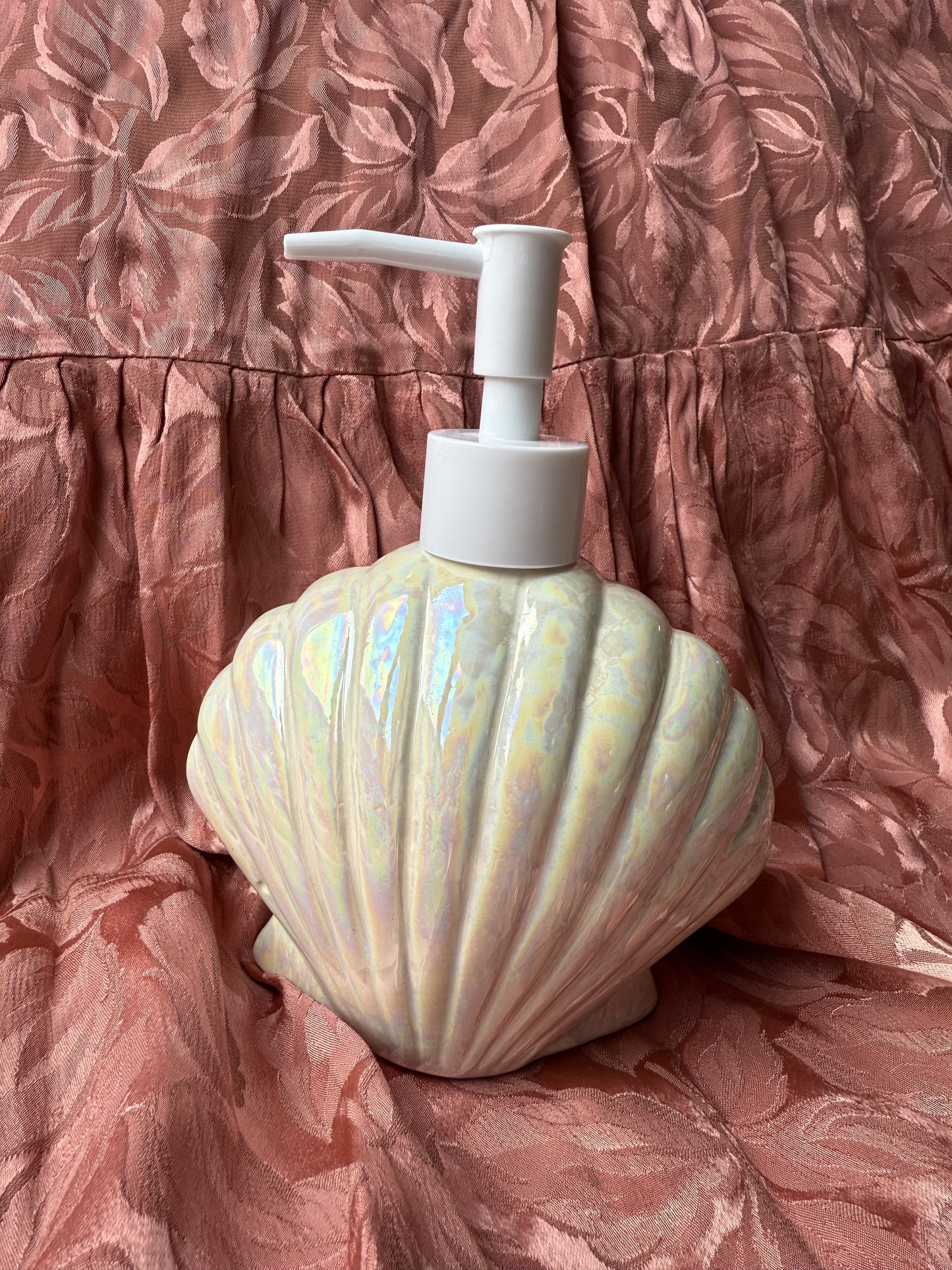 Distributeur de savon en forme de coquillage nacré