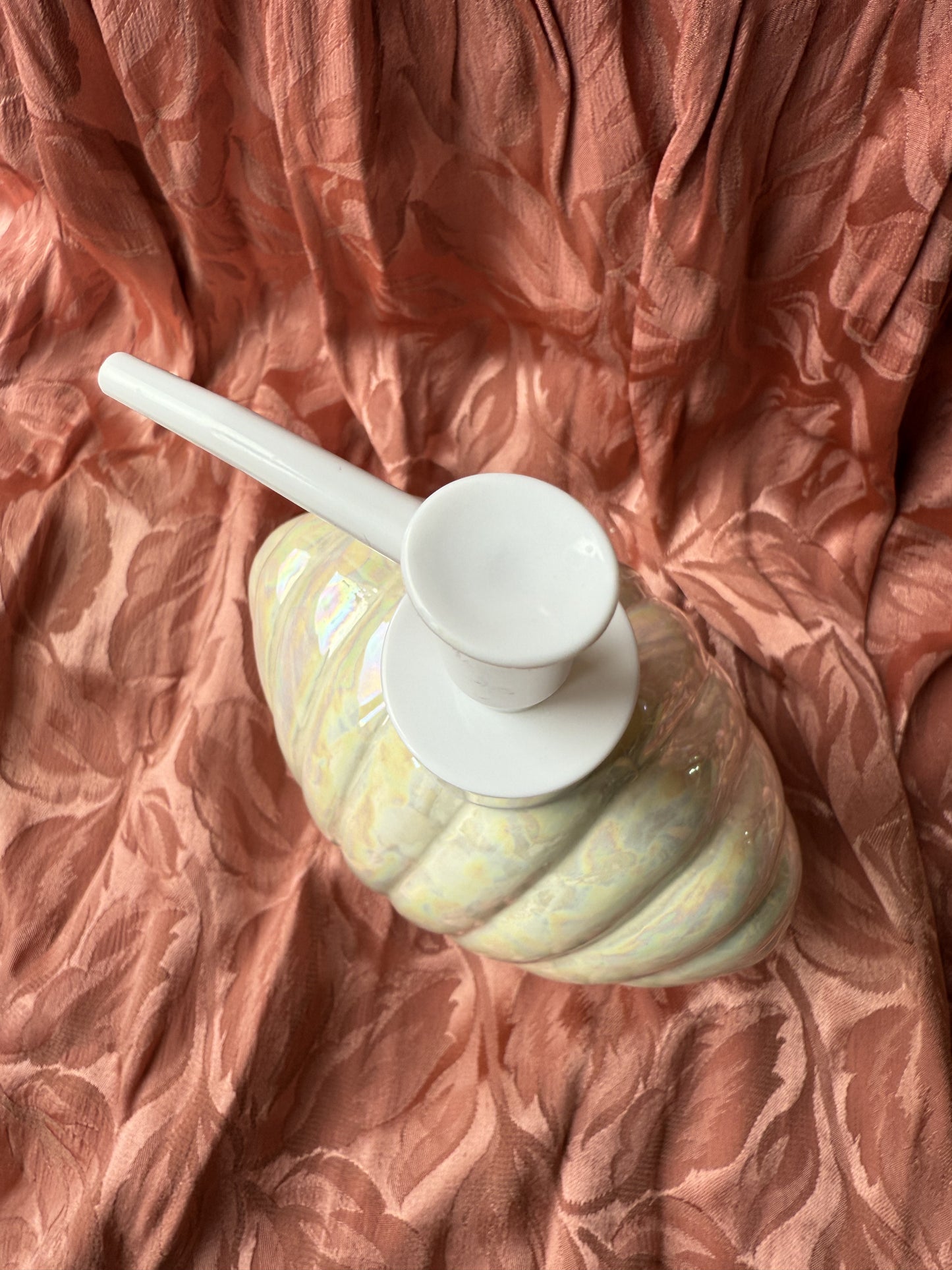 Distributeur de savon en forme de coquillage nacré
