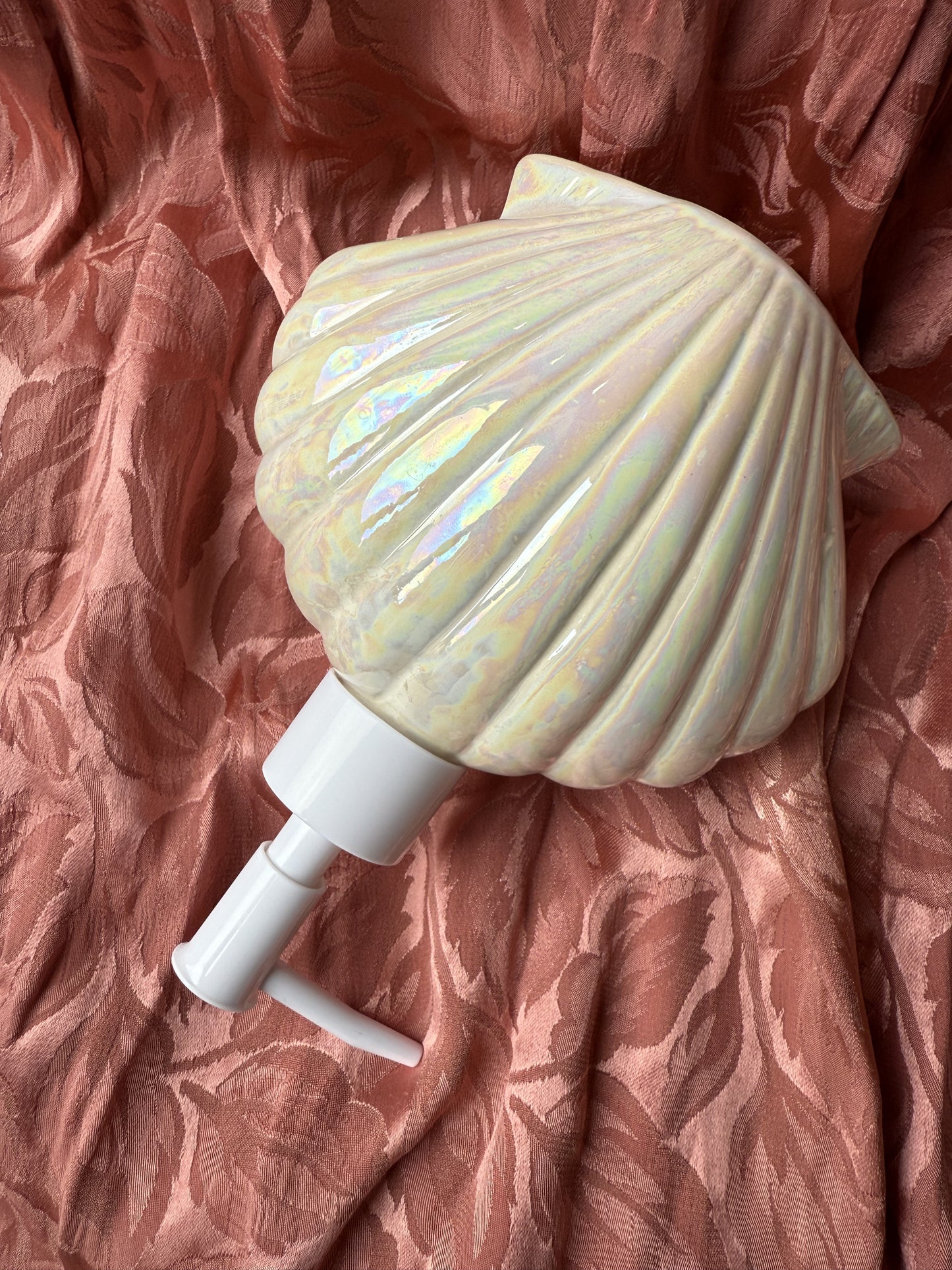Distributeur de savon en forme de coquillage nacré