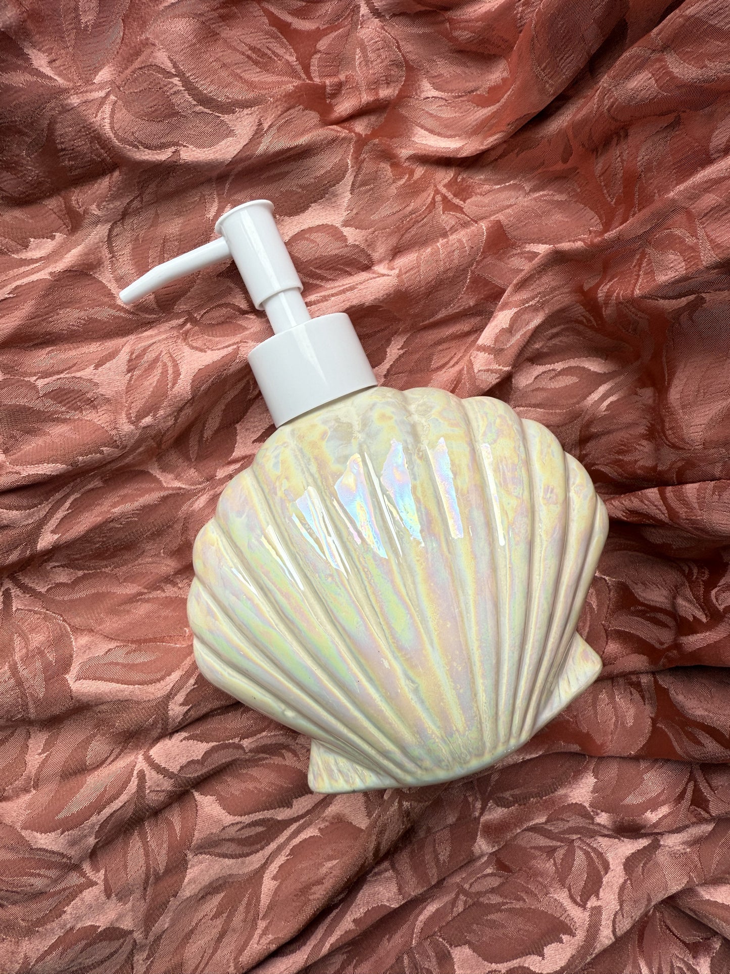 Distributeur de savon en forme de coquillage nacré
