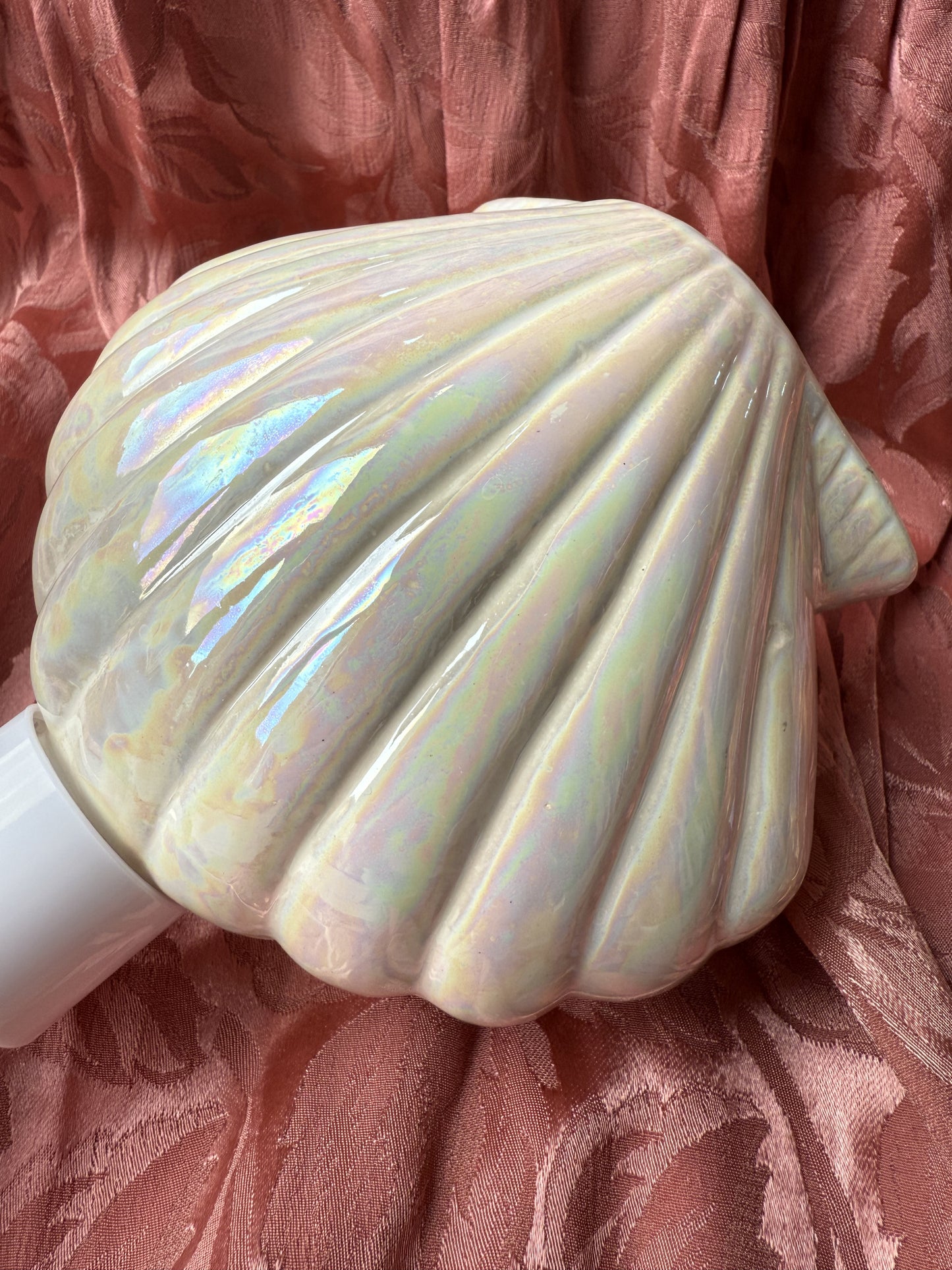 Distributeur de savon en forme de coquillage nacré