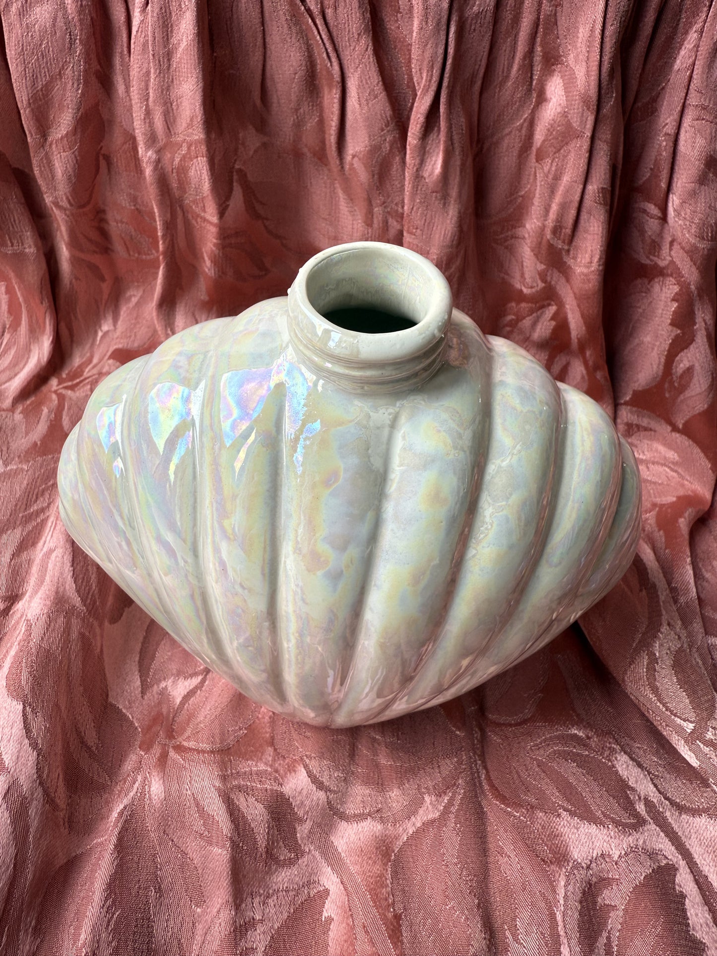 Distributeur de savon en forme de coquillage nacré