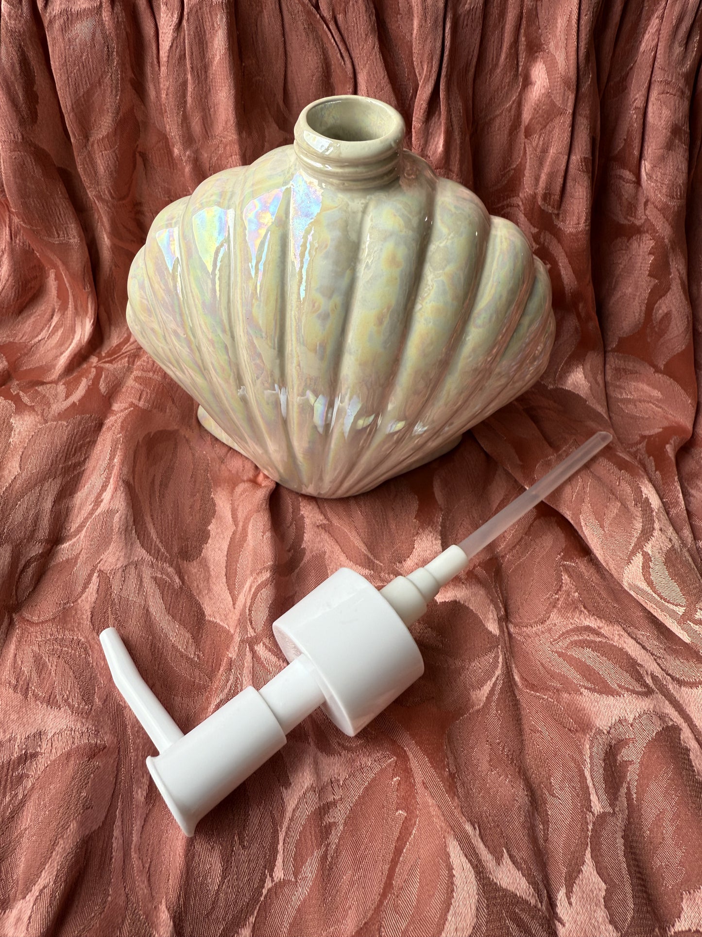 Distributeur de savon en forme de coquillage nacré