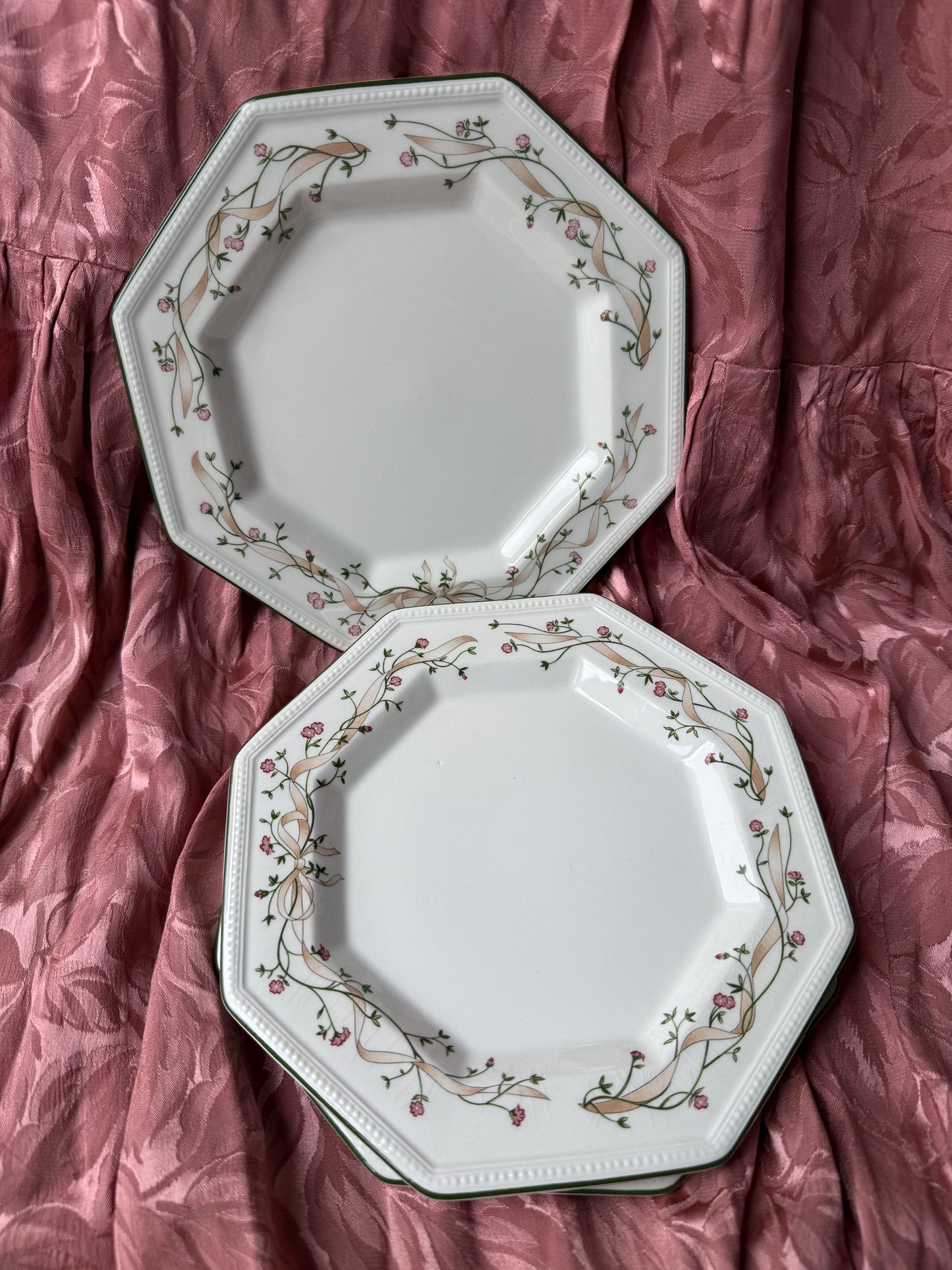 Trois assiettes Johnson Brothers Eternal Beau
