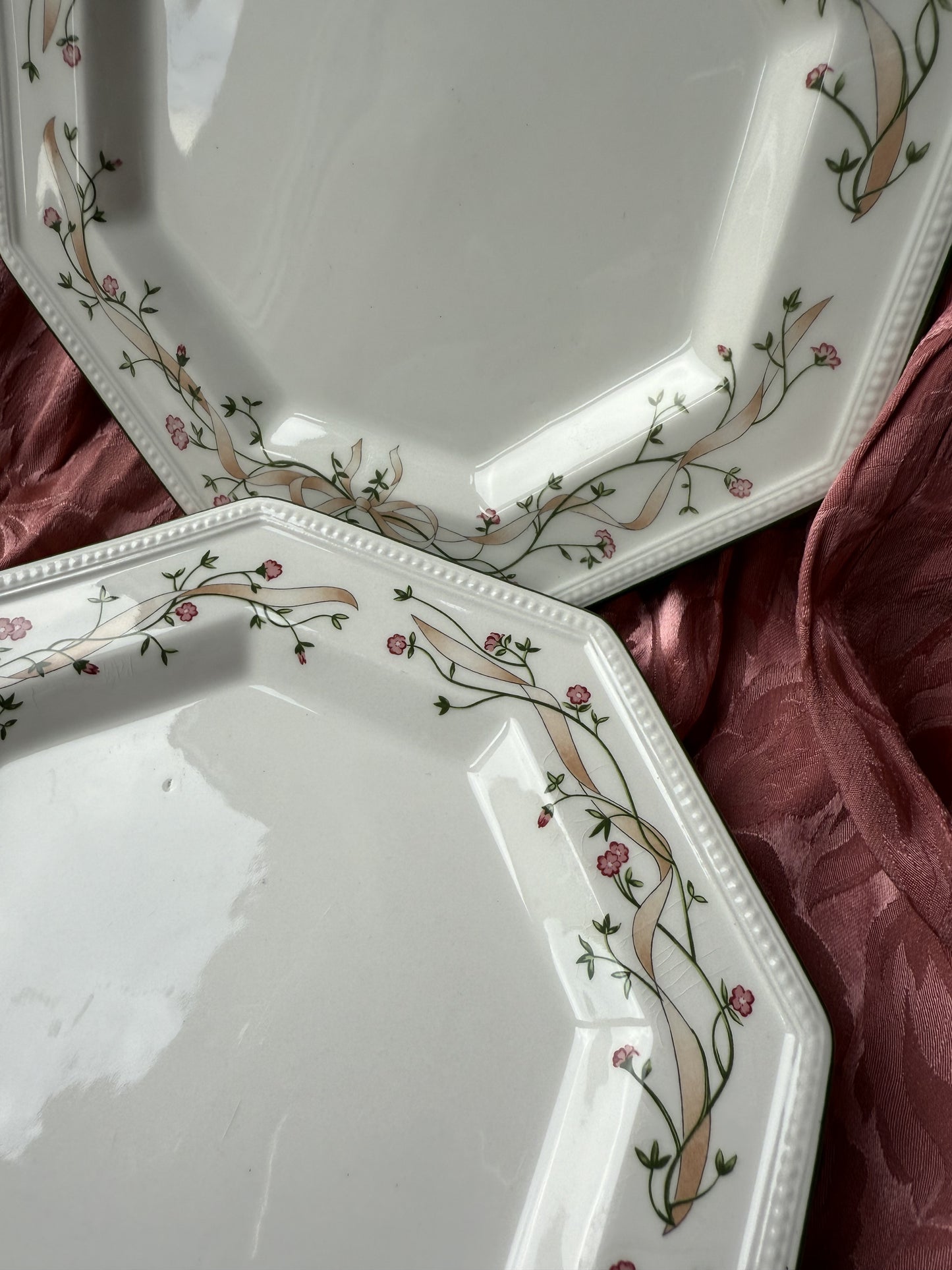 Trois assiettes Johnson Brothers Eternal Beau