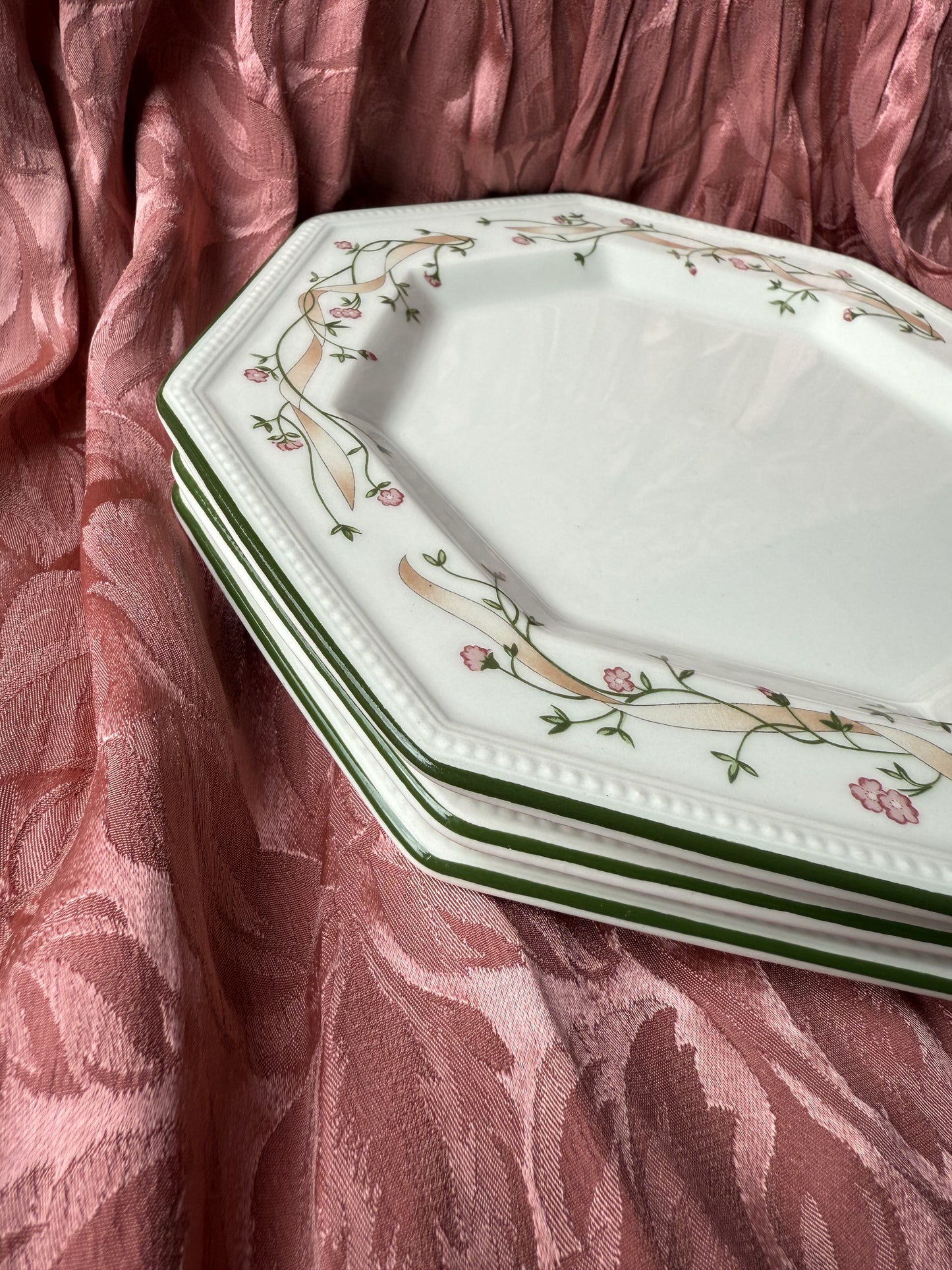 Trois assiettes Johnson Brothers Eternal Beau