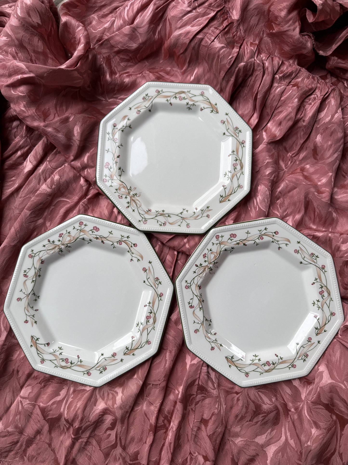 Trois assiettes Johnson Brothers Eternal Beau