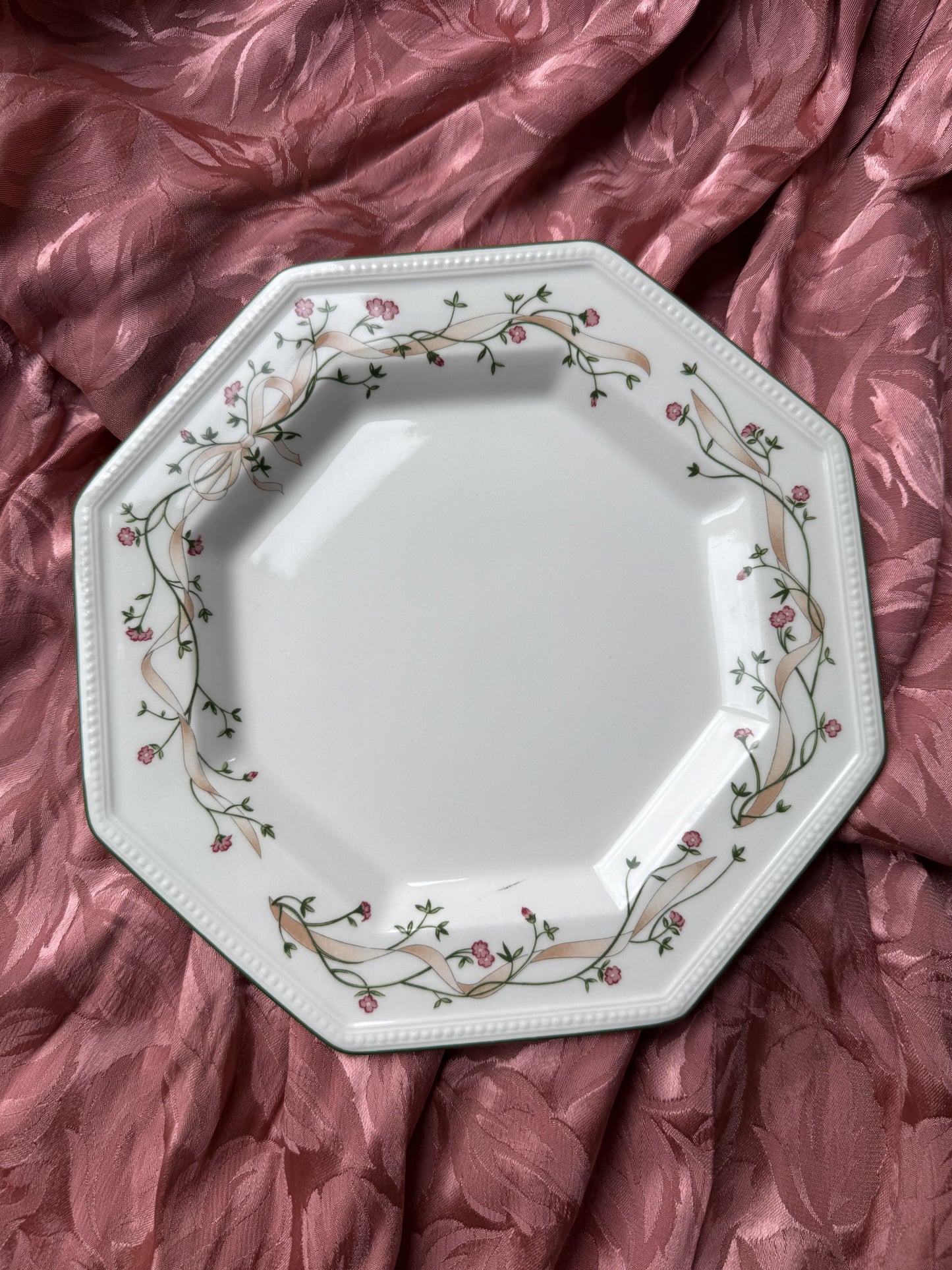 Trois assiettes Johnson Brothers Eternal Beau
