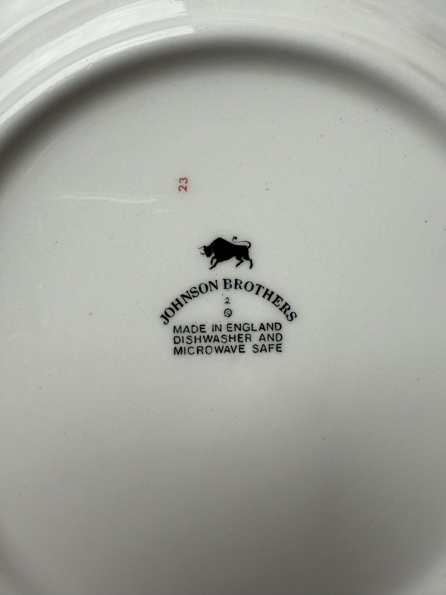 Trois assiettes Johnson Brothers Eternal Beau