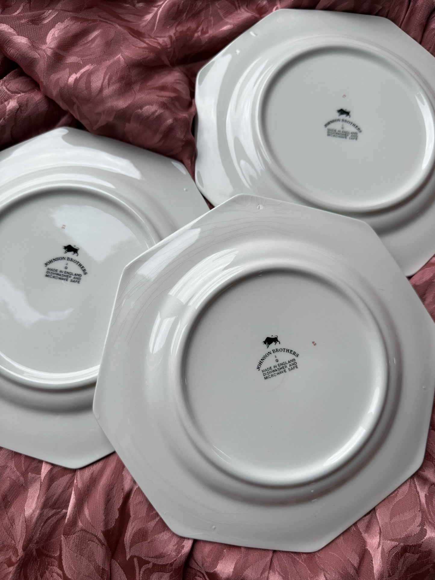 Trois assiettes Johnson Brothers Eternal Beau