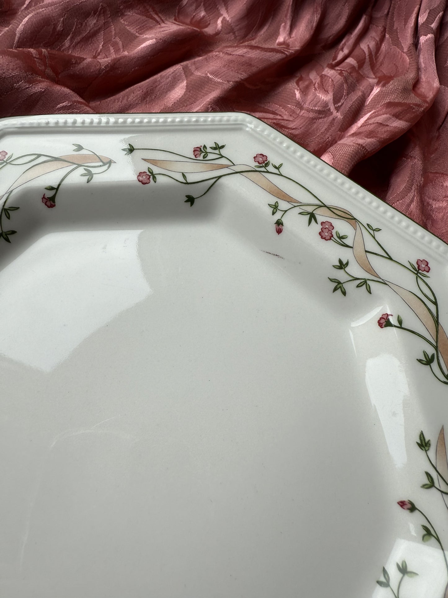 Trois assiettes Johnson Brothers Eternal Beau