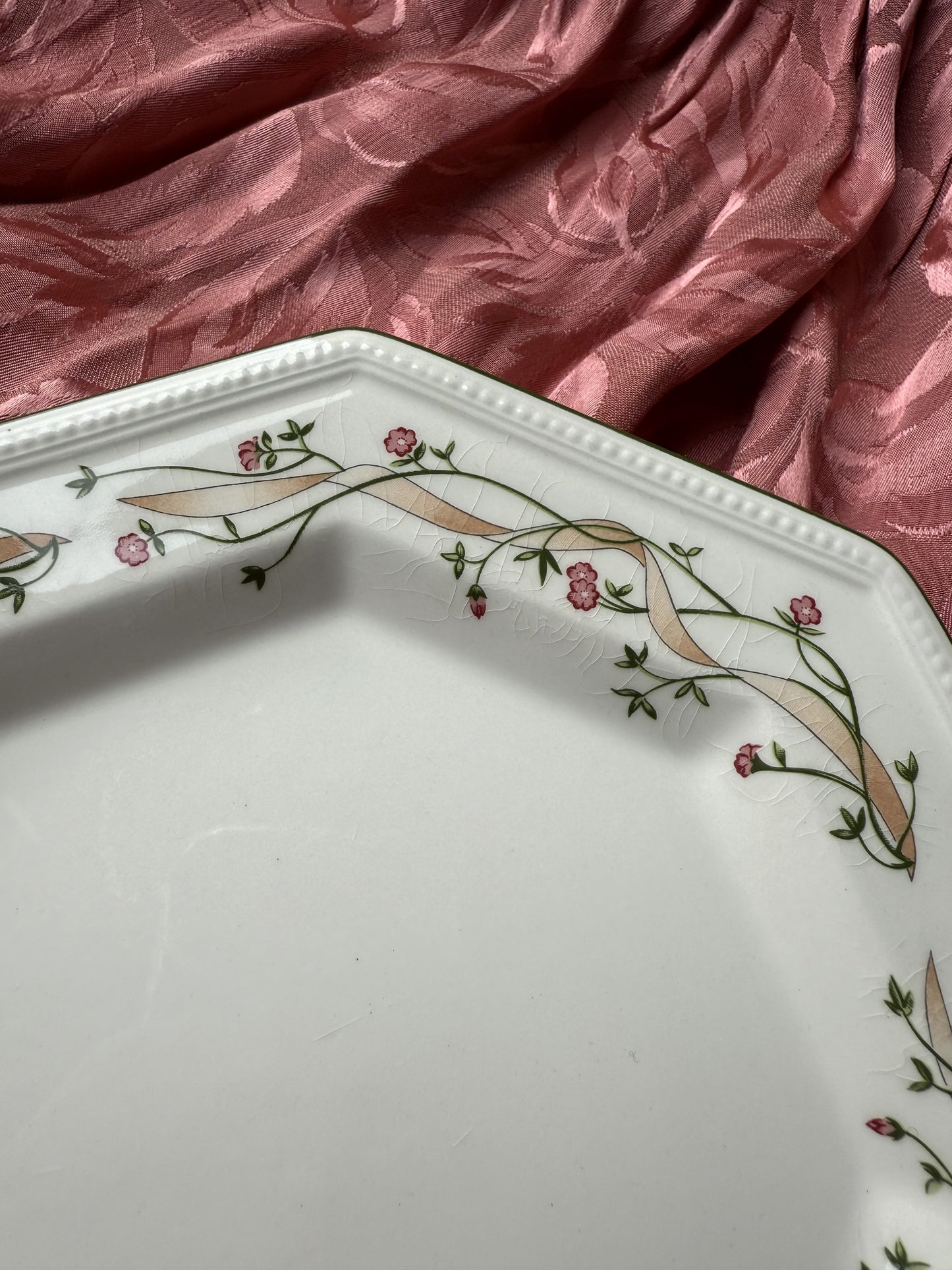 Trois assiettes Johnson Brothers Eternal Beau