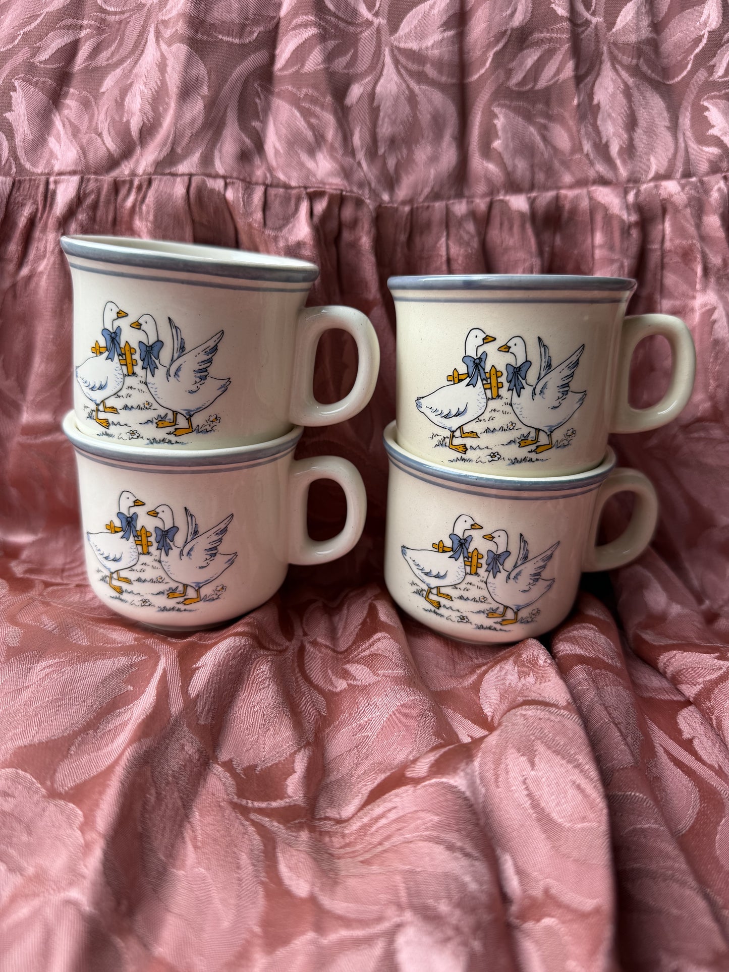 Quatre tasses à café oies en grès
