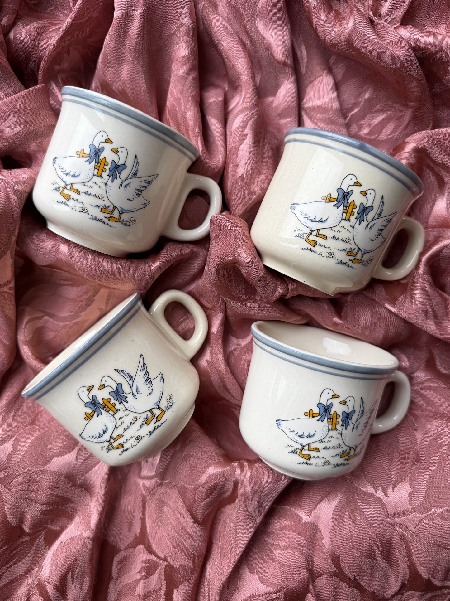 Quatre tasses à café oies en grès