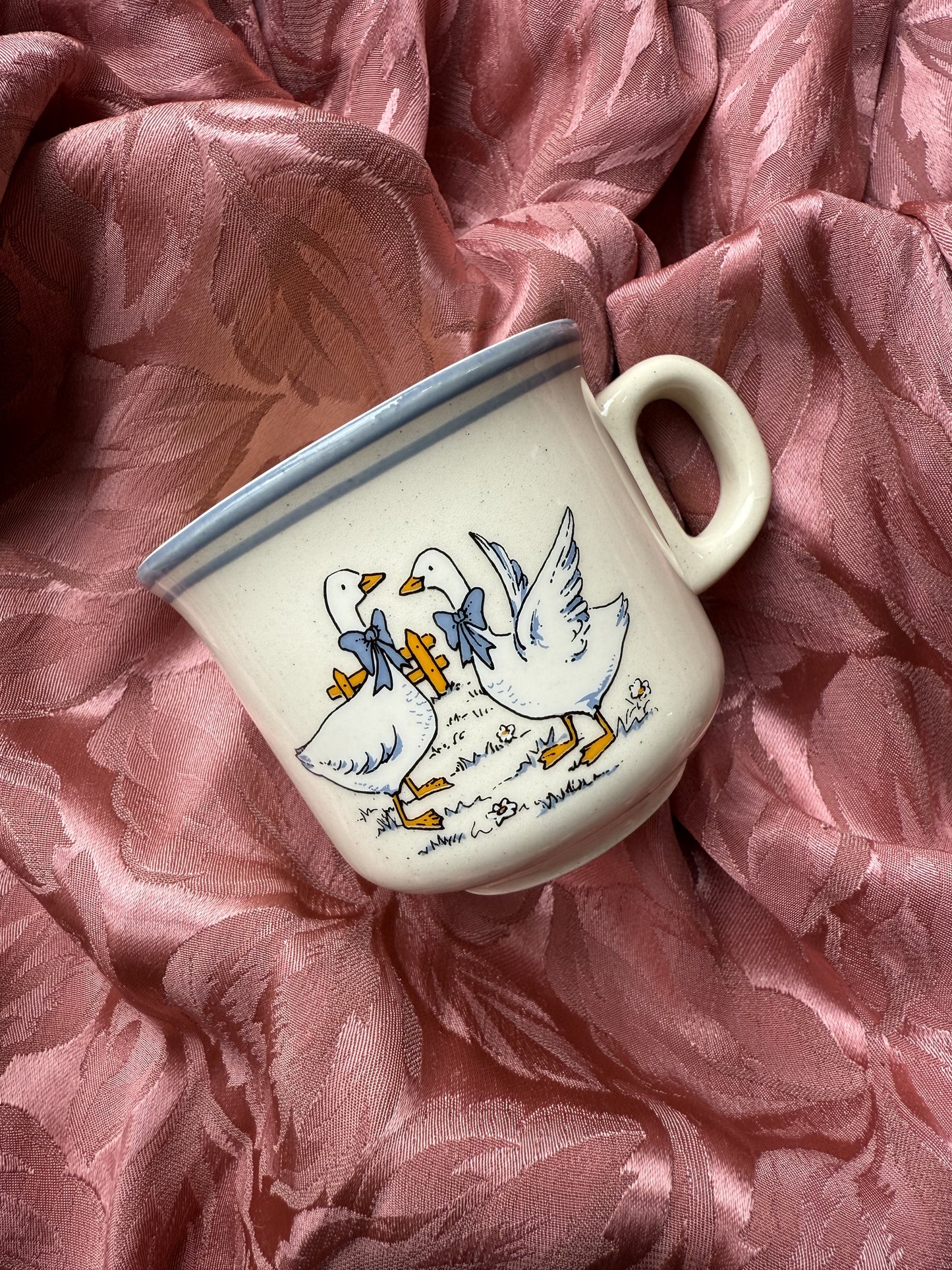 Quatre tasses à café oies en grès