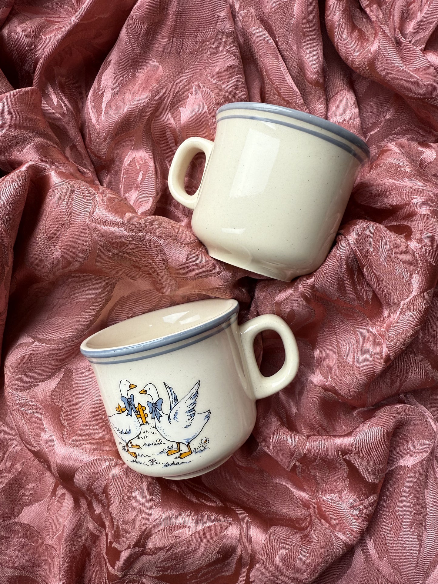 Quatre tasses à café oies en grès