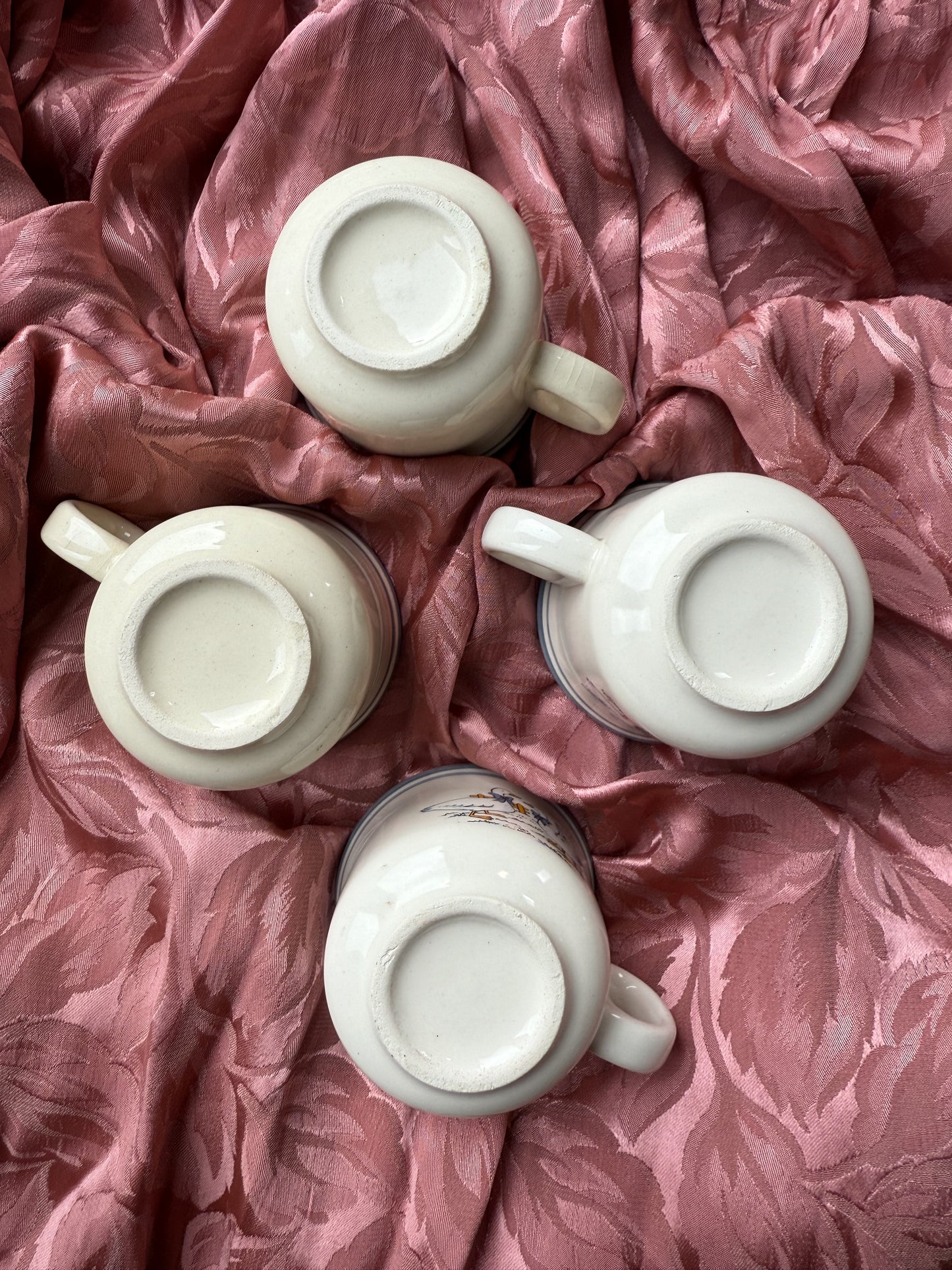 Quatre tasses à café oies en grès