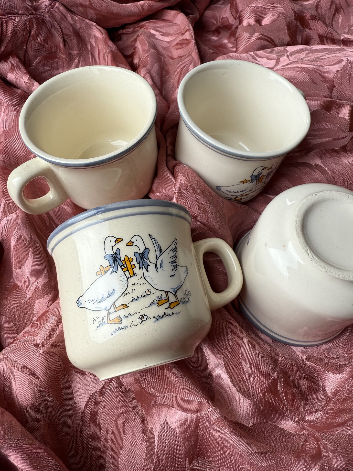 Quatre tasses à café oies en grès