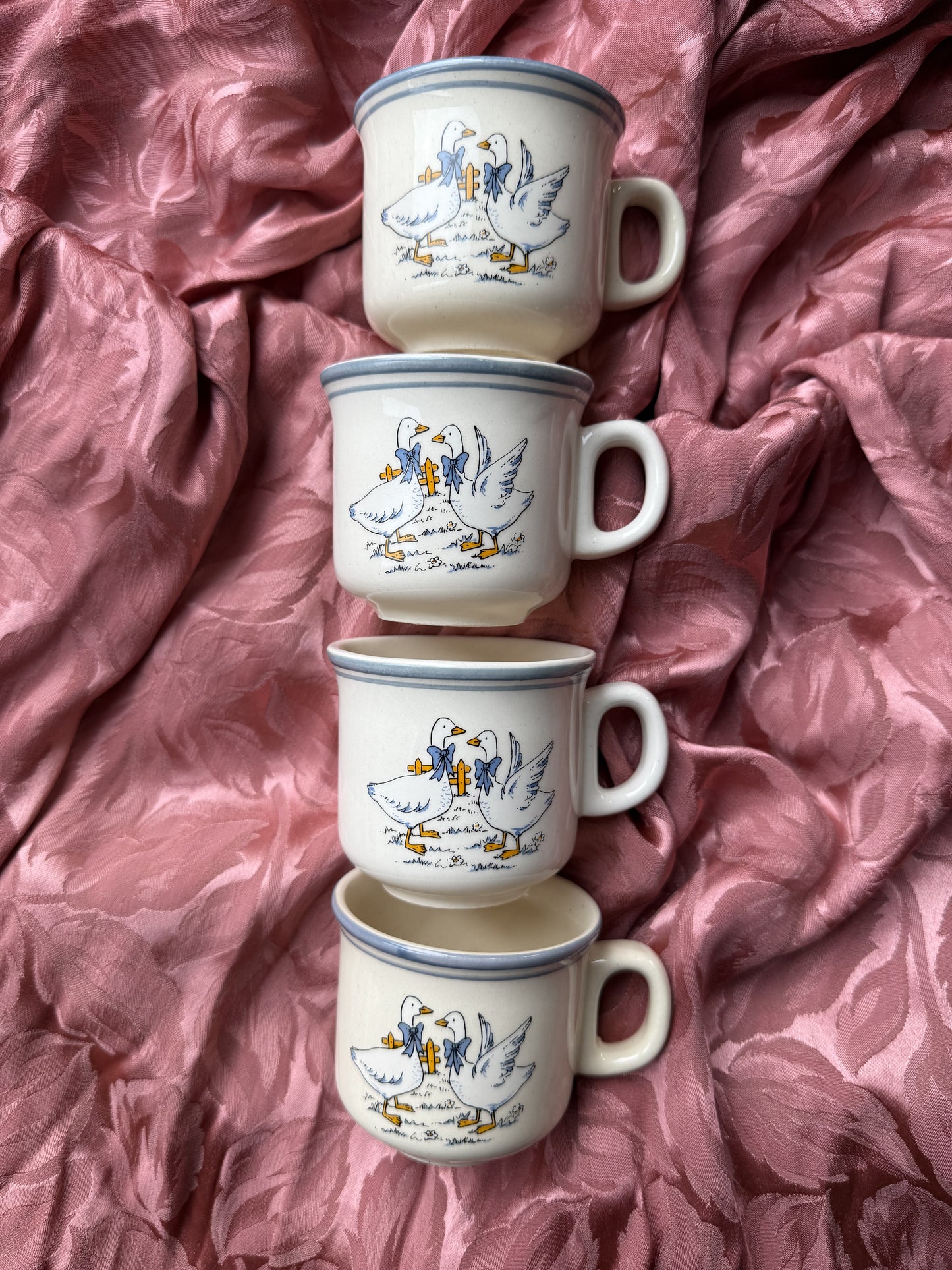 Quatre tasses à café oies en grès