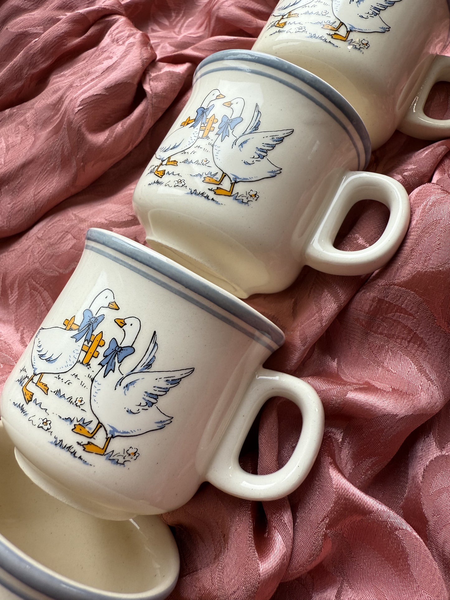 Quatre tasses à café oies en grès