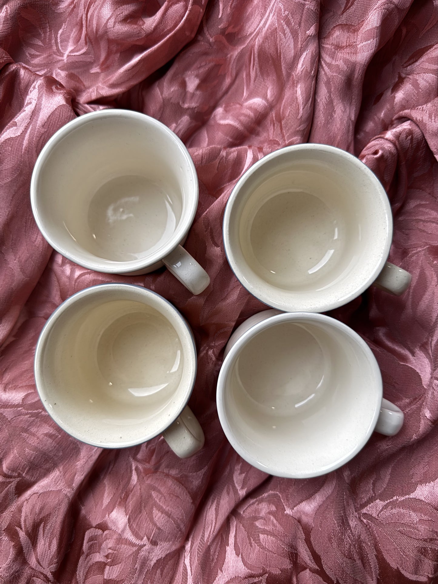 Quatre tasses à café oies en grès