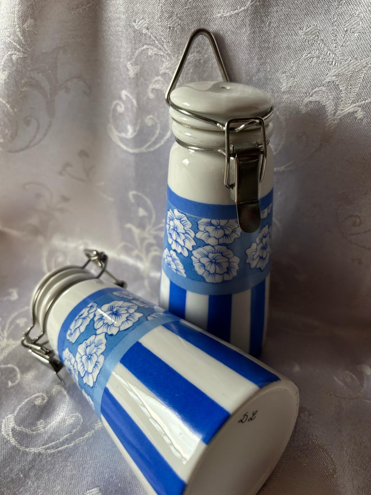Duo salière et poivrière en céramique rayures et fleurs bleues et blanches DL
