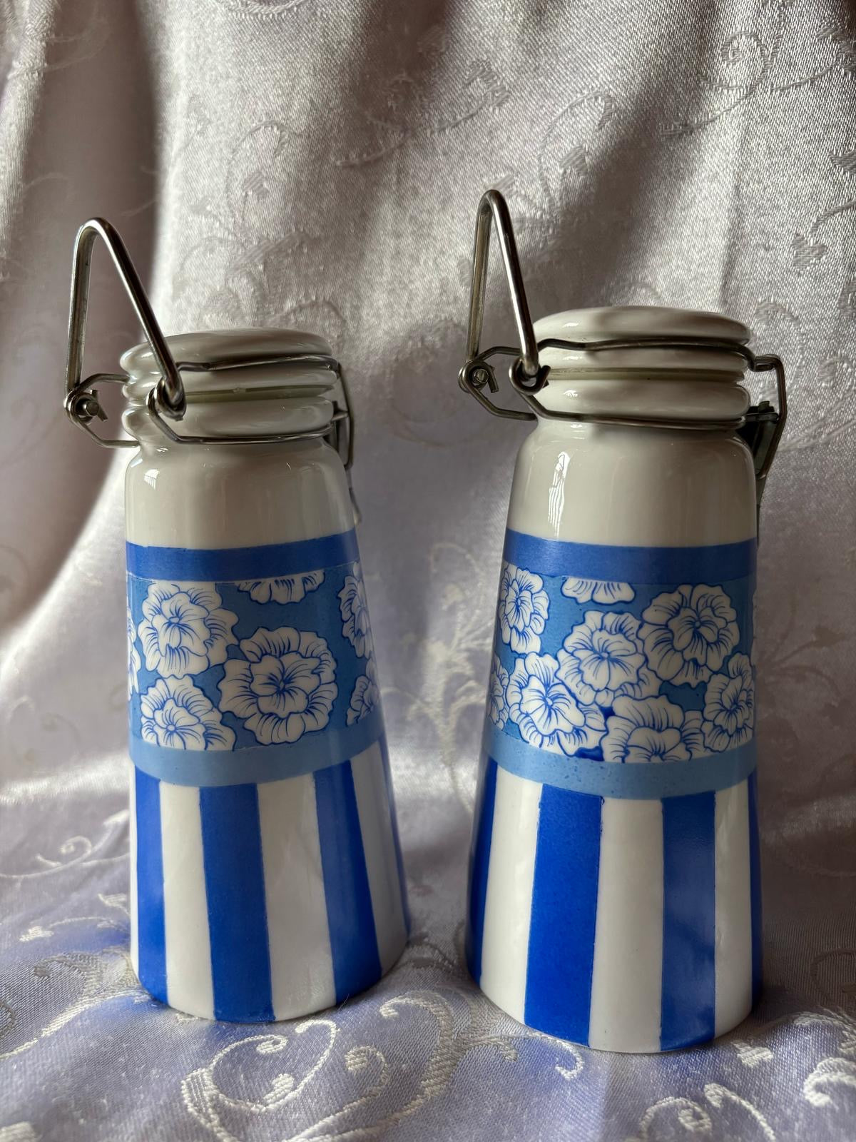 Duo salière et poivrière en céramique rayures et fleurs bleues et blanches DL