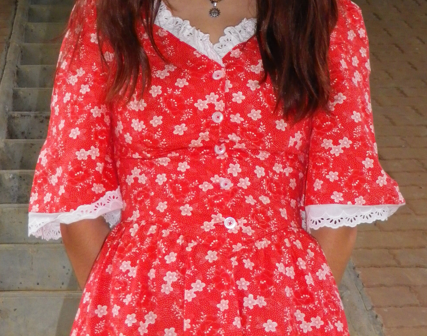 Robe rouge à fleurs blanches vintage T.XS / 12 ans