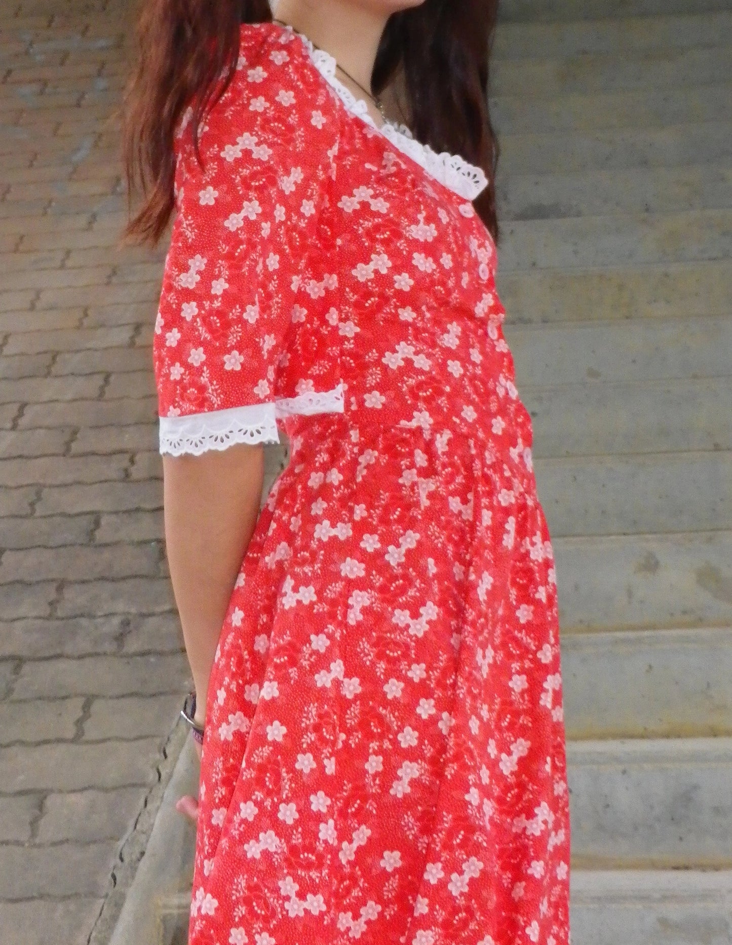 Robe rouge à fleurs blanches vintage T.XS / 12 ans