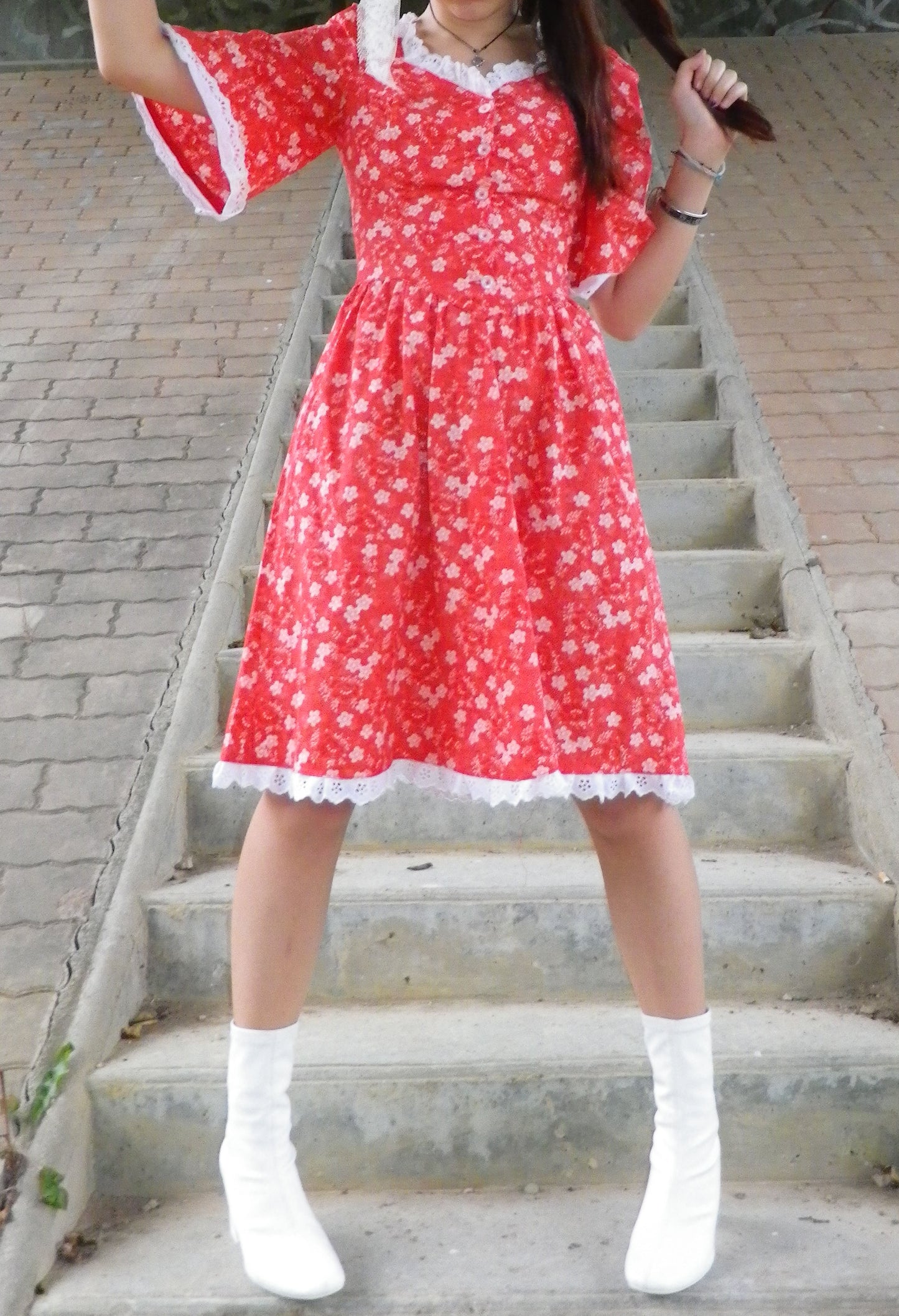 Robe rouge à fleurs blanches vintage T.XS / 12 ans