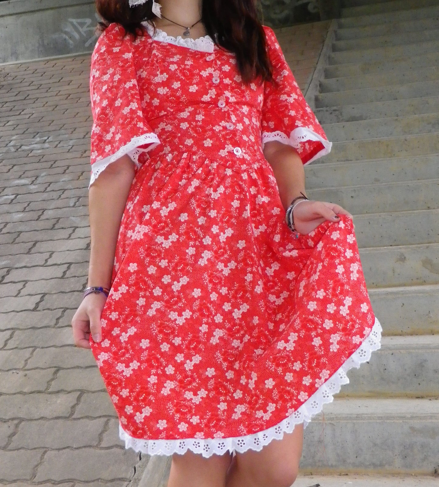 Robe rouge à fleurs blanches vintage T.XS / 12 ans