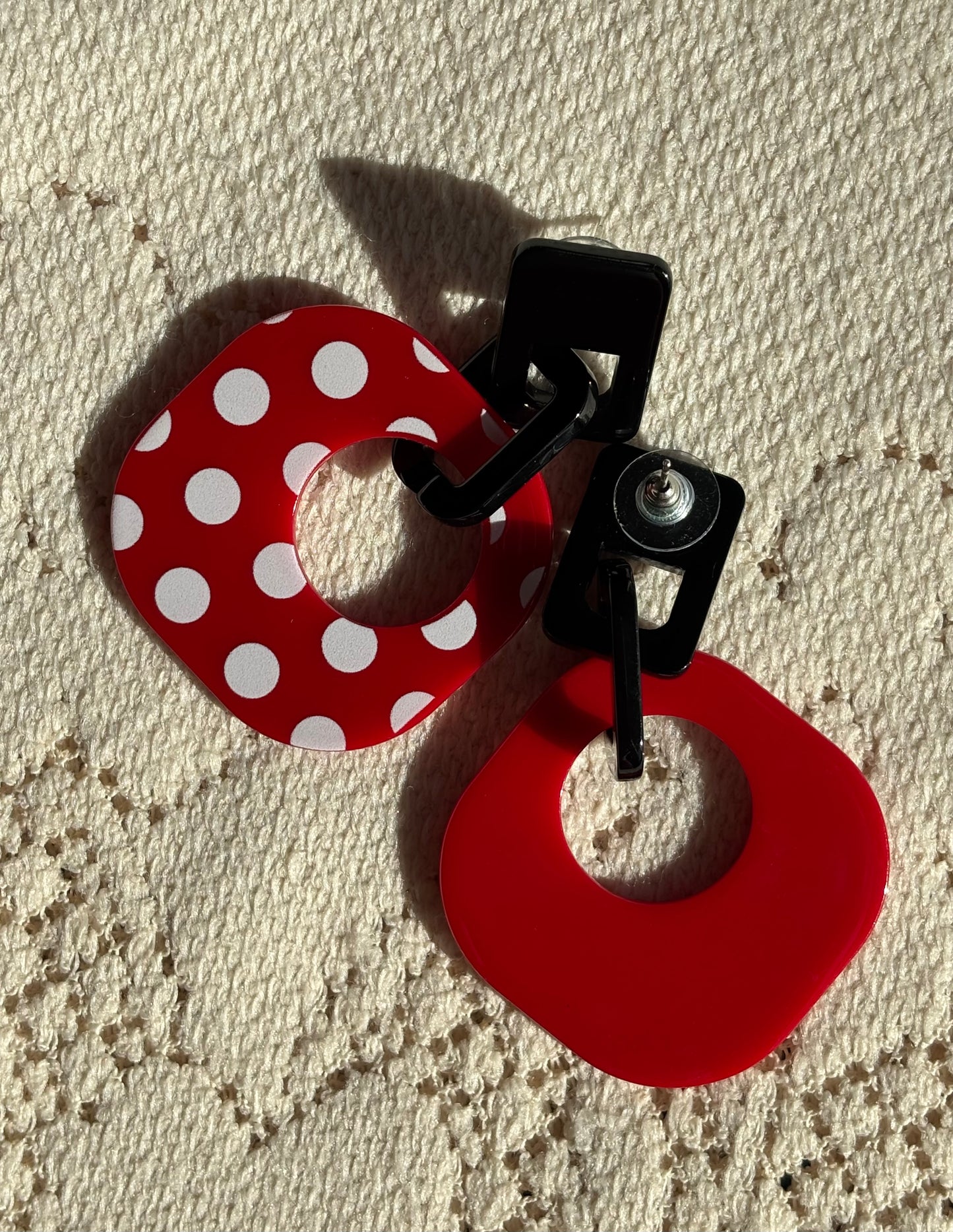 Boucles d'oreille rétro pop noires et rouge à pois